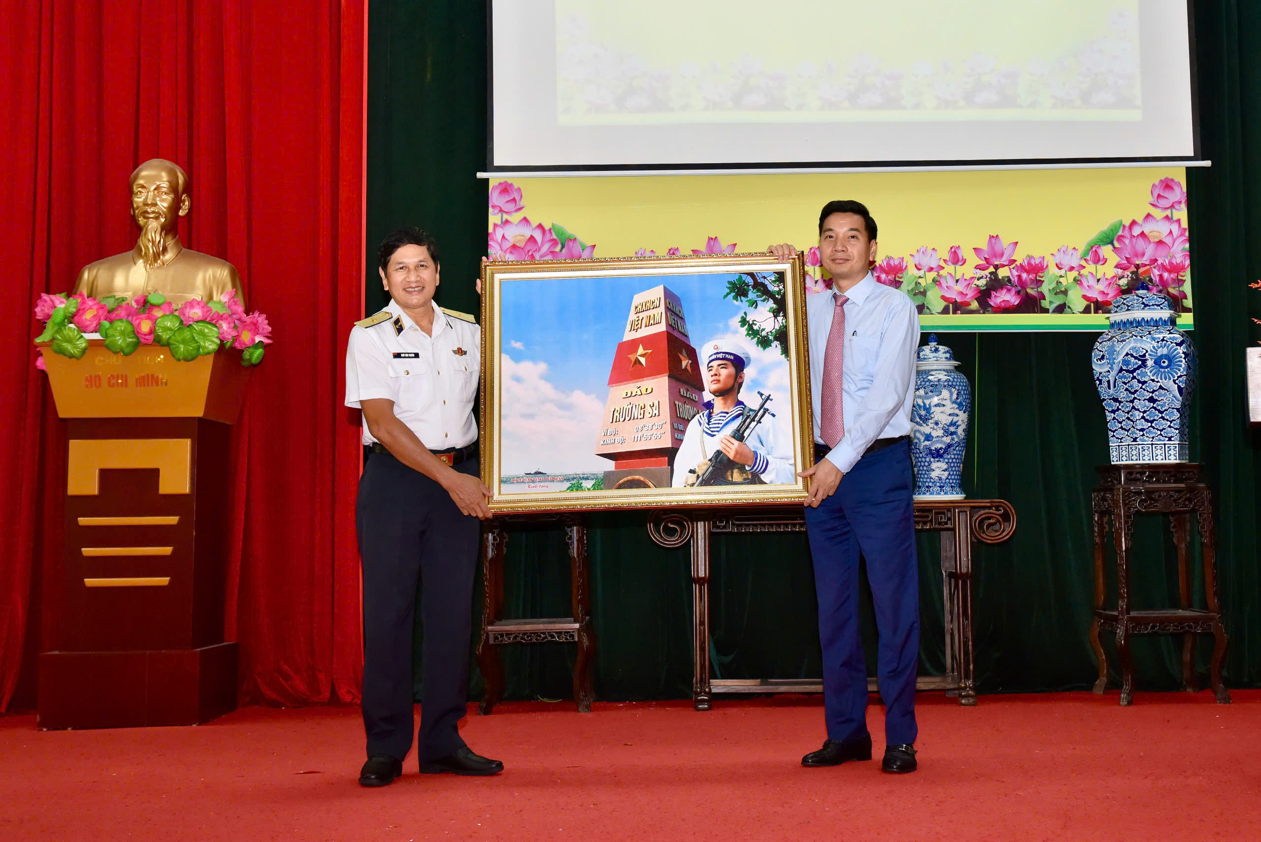 Gia Lâm tặng 15.000 sản phẩm gốm sứ Bát Tràng cho nhân dân và chiến sỹ huyện đảo Trường Sa - ảnh 6