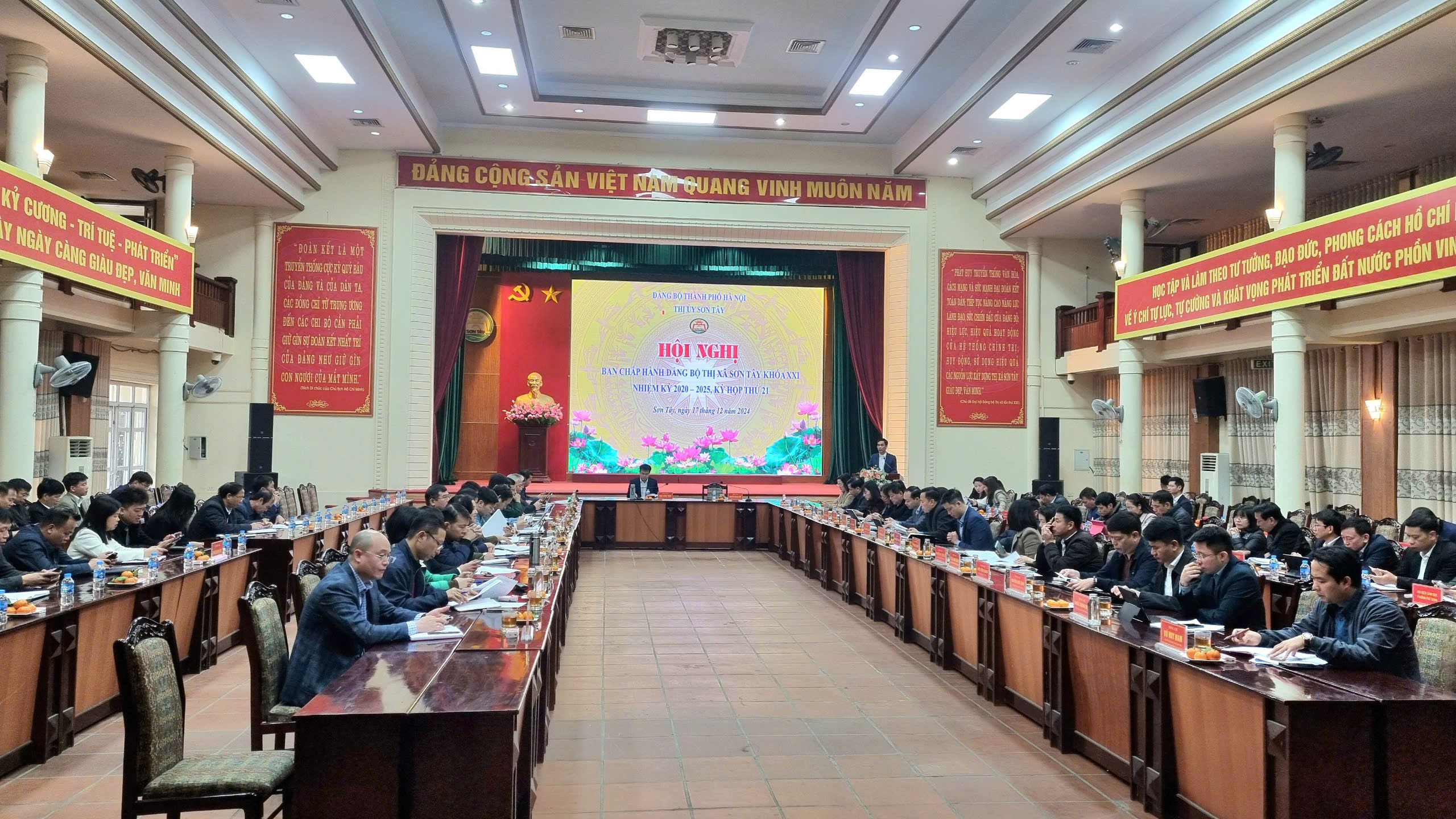 Sơn Tây xây dựng Đảng bộ và hệ thống chính trị trong sạch, vững mạnh - ảnh 2