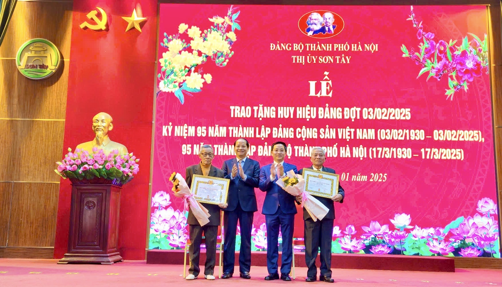 Sơn Tây: 258 đảng viên được trao tặng và truy tặng Huy hiệu Đảng - ảnh 2