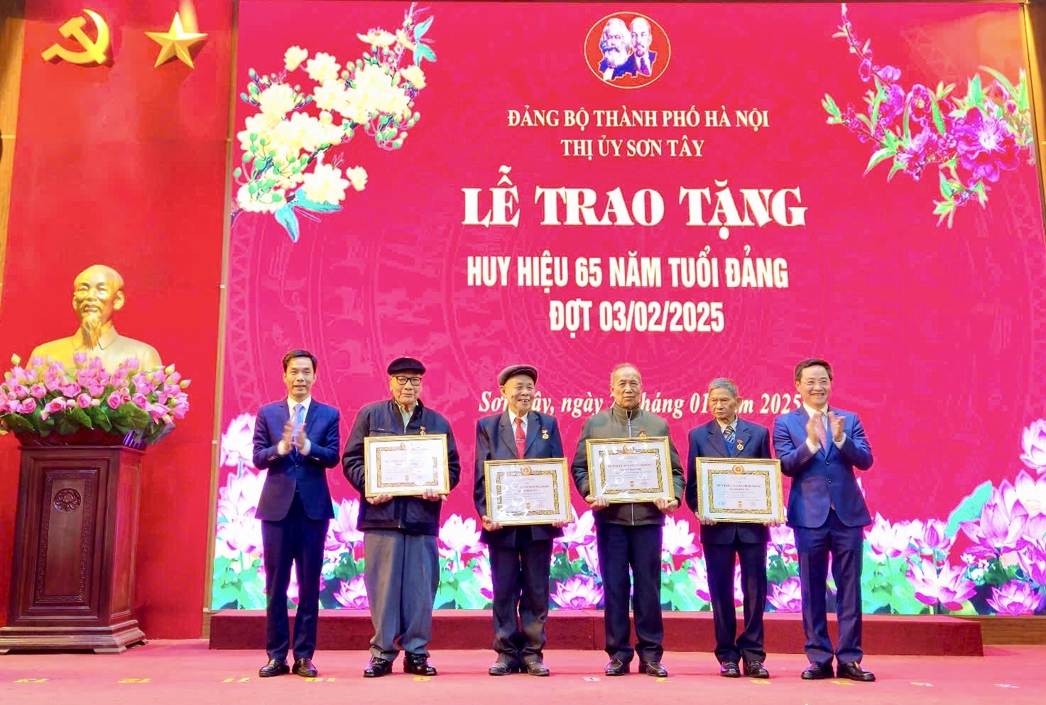 Sơn Tây: 258 đảng viên được trao tặng và truy tặng Huy hiệu Đảng - ảnh 3