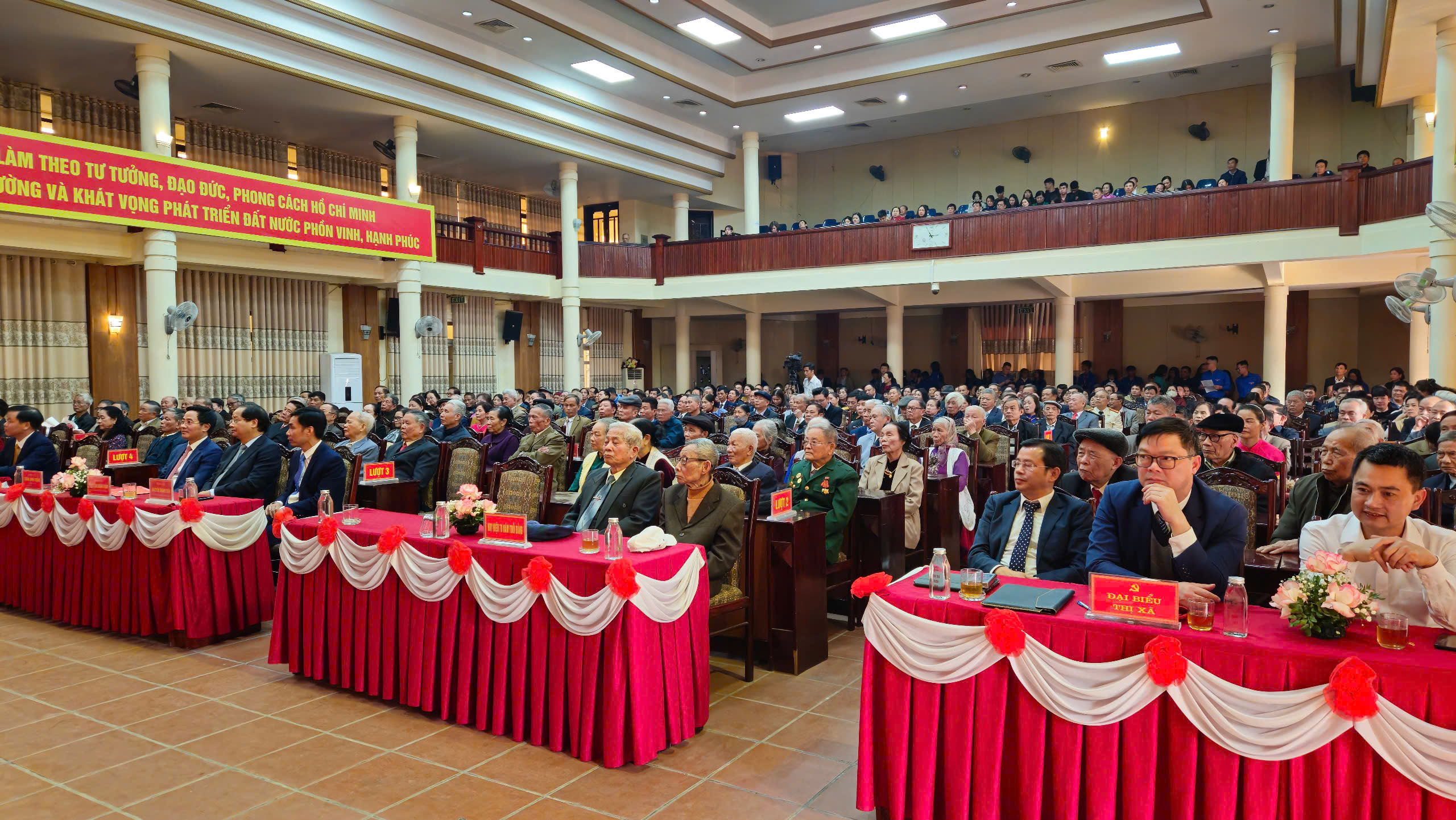 Sơn Tây: 258 đảng viên được trao tặng và truy tặng Huy hiệu Đảng - ảnh 4