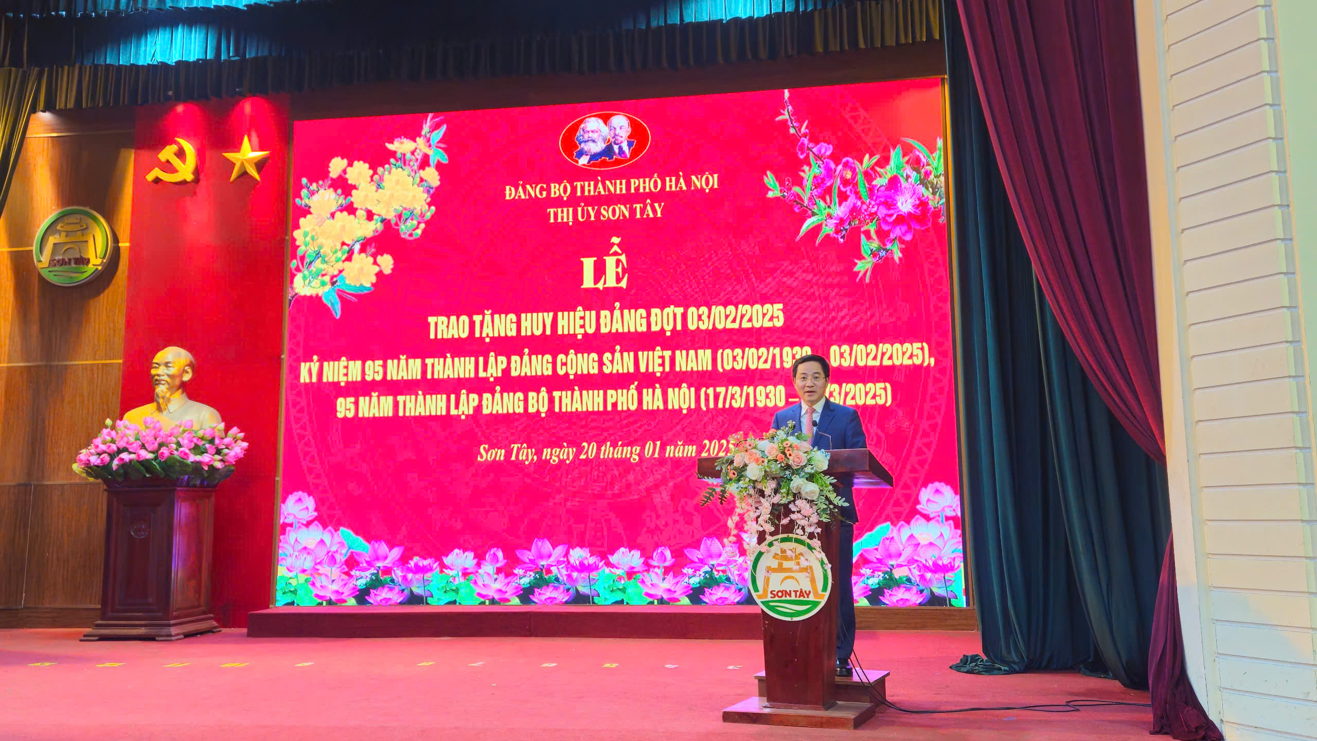 Sơn Tây: 258 đảng viên được trao tặng và truy tặng Huy hiệu Đảng - ảnh 1