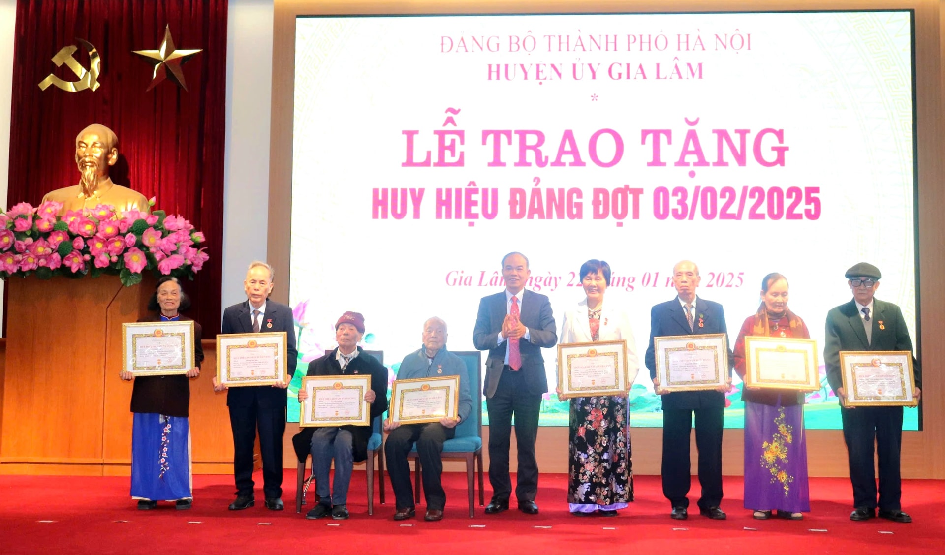 Gia Lâm: 259 đảng viên được trao Huy hiệu Đảng dịp 3/2 - ảnh 2