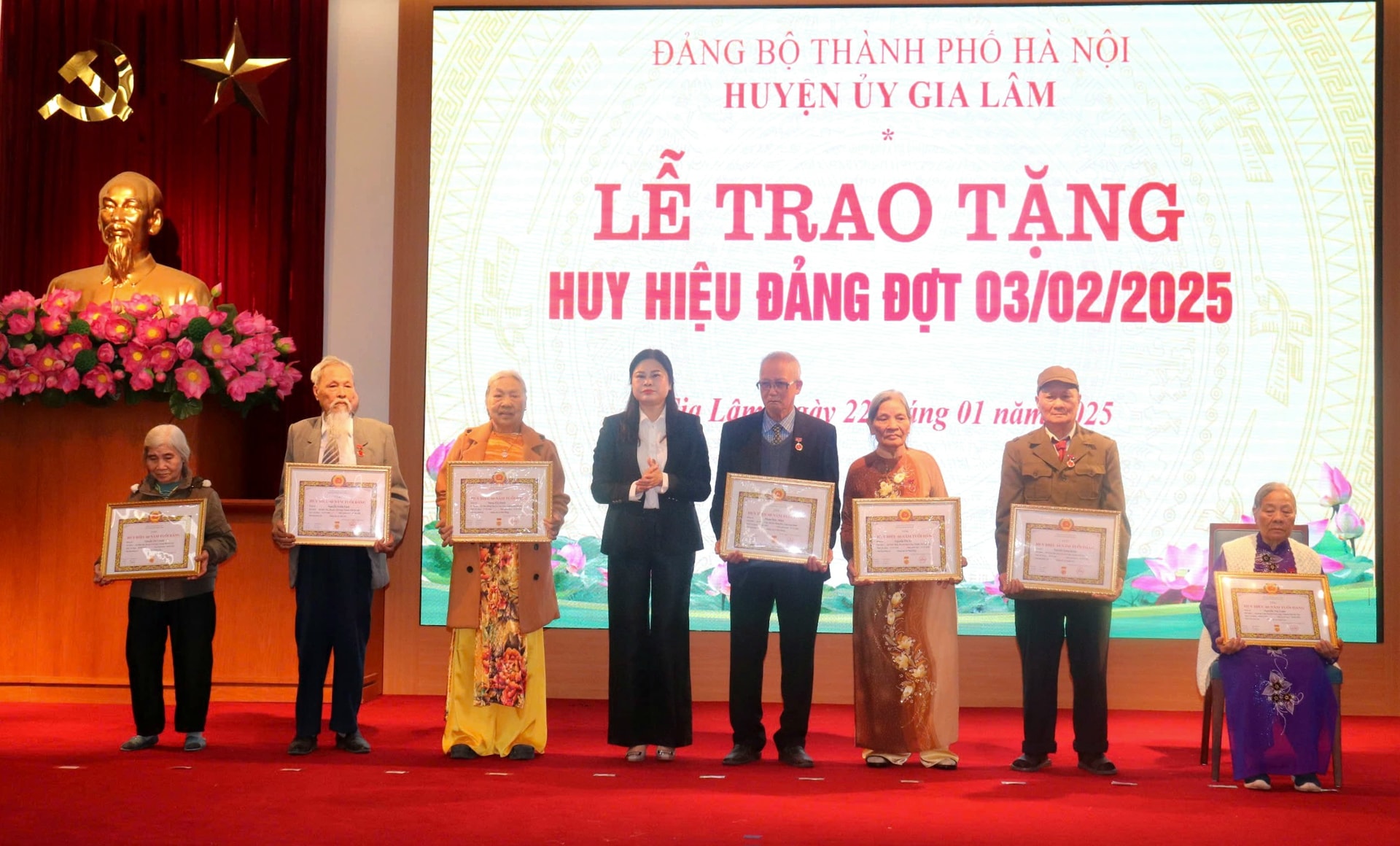 Gia Lâm: 259 đảng viên được trao Huy hiệu Đảng dịp 3/2 - ảnh 3