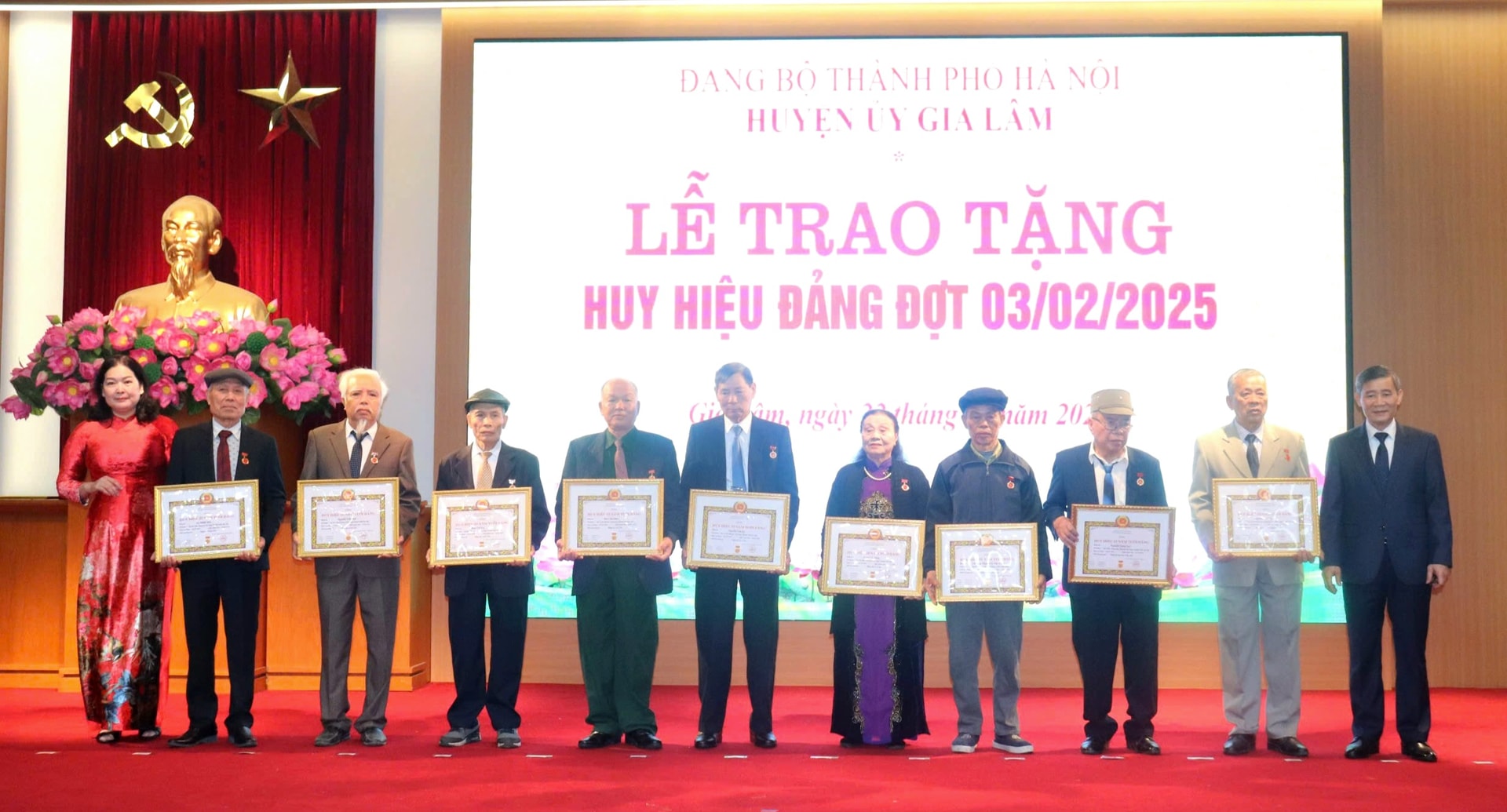 Gia Lâm: 259 đảng viên được trao Huy hiệu Đảng dịp 3/2 - ảnh 4