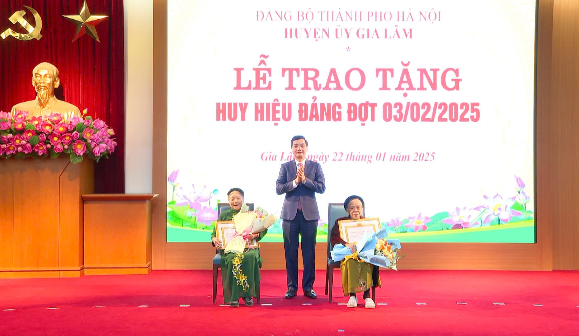 Gia Lâm: 259 đảng viên được trao Huy hiệu Đảng dịp 3/2 - ảnh 1