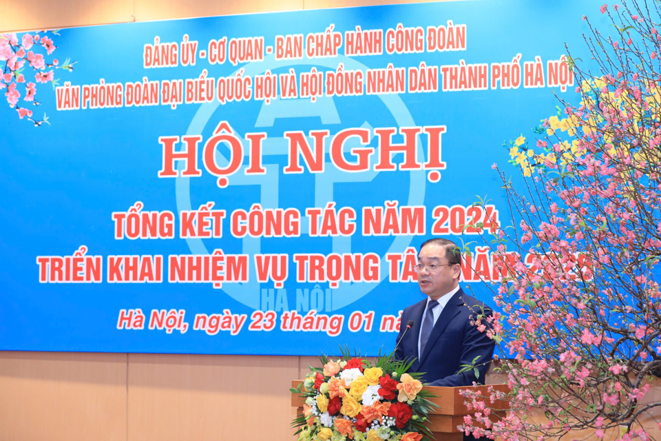 Văn phòng Đoàn đại biểu Quốc hội và HĐND TP Hà Nội: 1 tập thể, 9 cá nhân nhận Bằng khen của UBND TP Hà Nội - ảnh 1