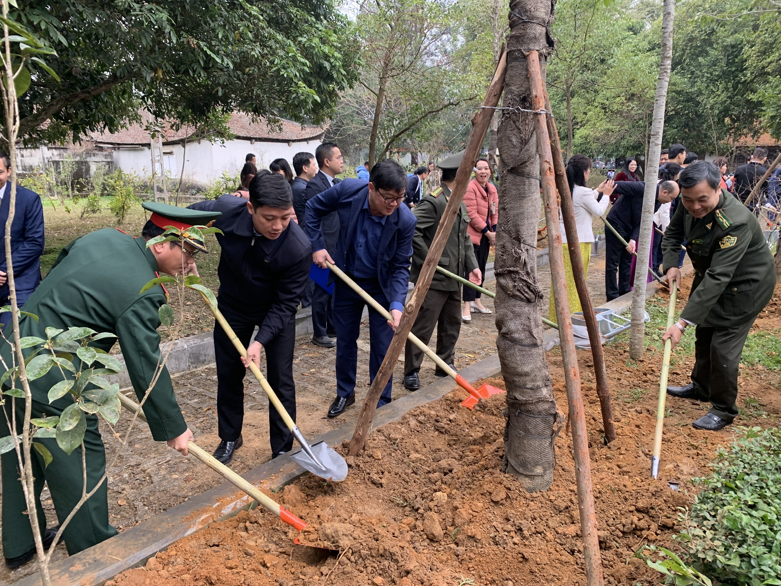 Sơn Tây long trọng khai bút đầu năm và phát động Tết trồng cây xuân Ất Tỵ 2025 - ảnh 9