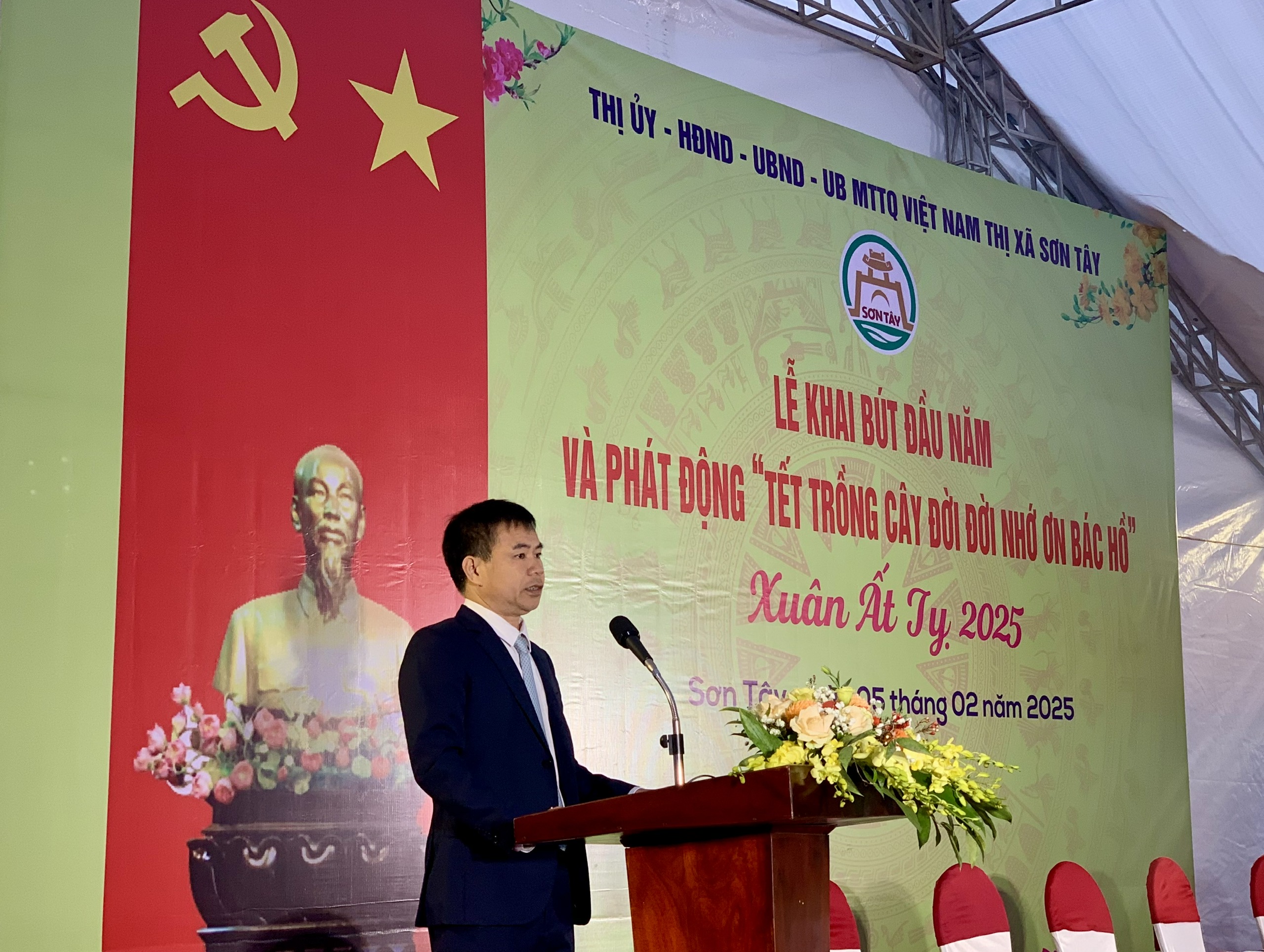 Sơn Tây long trọng khai bút đầu năm và phát động Tết trồng cây xuân Ất Tỵ 2025 - ảnh 1