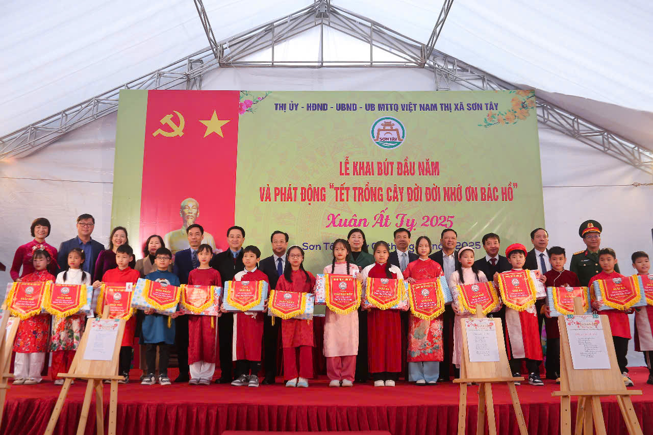 Sơn Tây long trọng khai bút đầu năm và phát động Tết trồng cây xuân Ất Tỵ 2025 - ảnh 15
