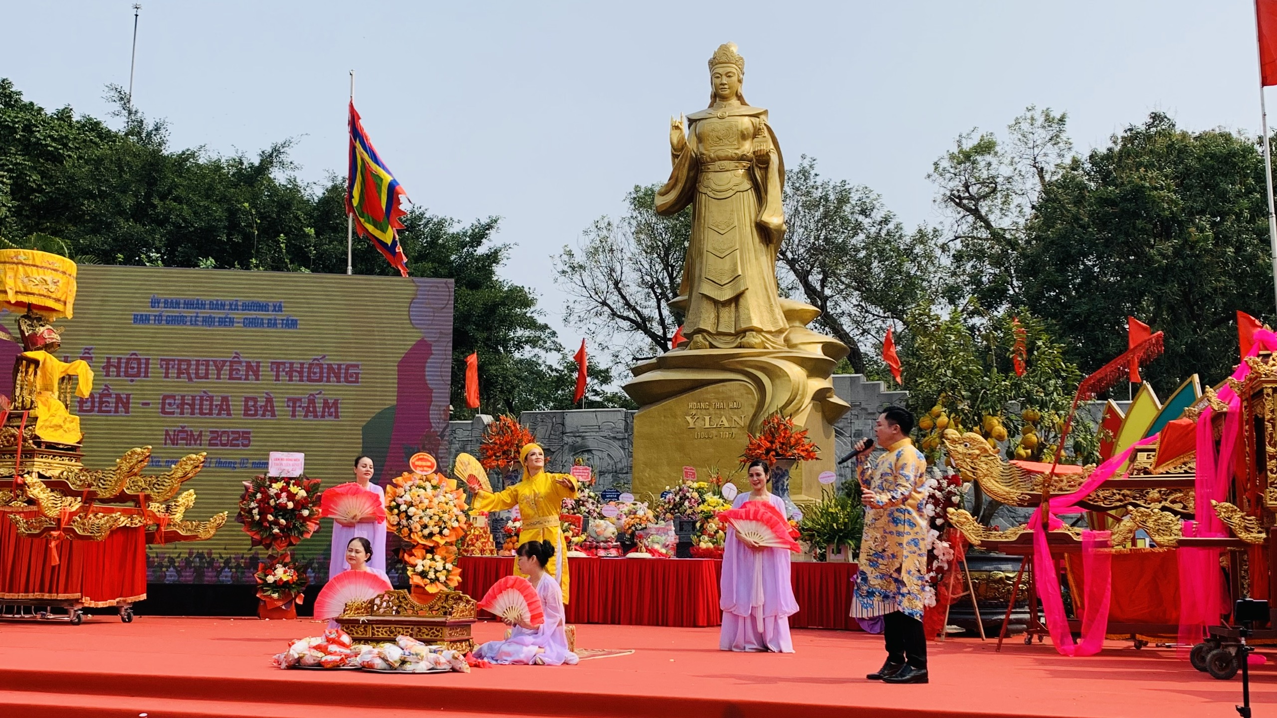 Tưng bừng Lễ hội truyền thống đền, chùa Bà Tấm - Hoàng Thái hậu Ỷ Lan - ảnh 10