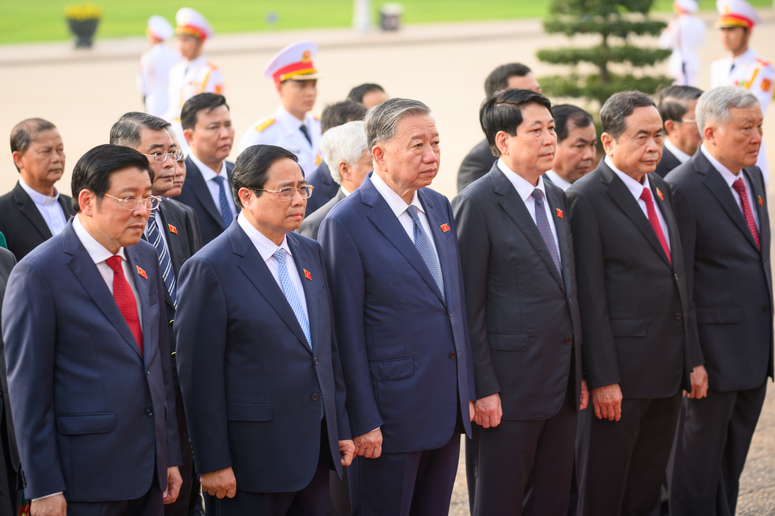 Lãnh đạo Đảng, Nhà nước và các đại biểu Quốc hội vào Lăng viếng Chủ tịch Hồ Chí Minh - ảnh 5