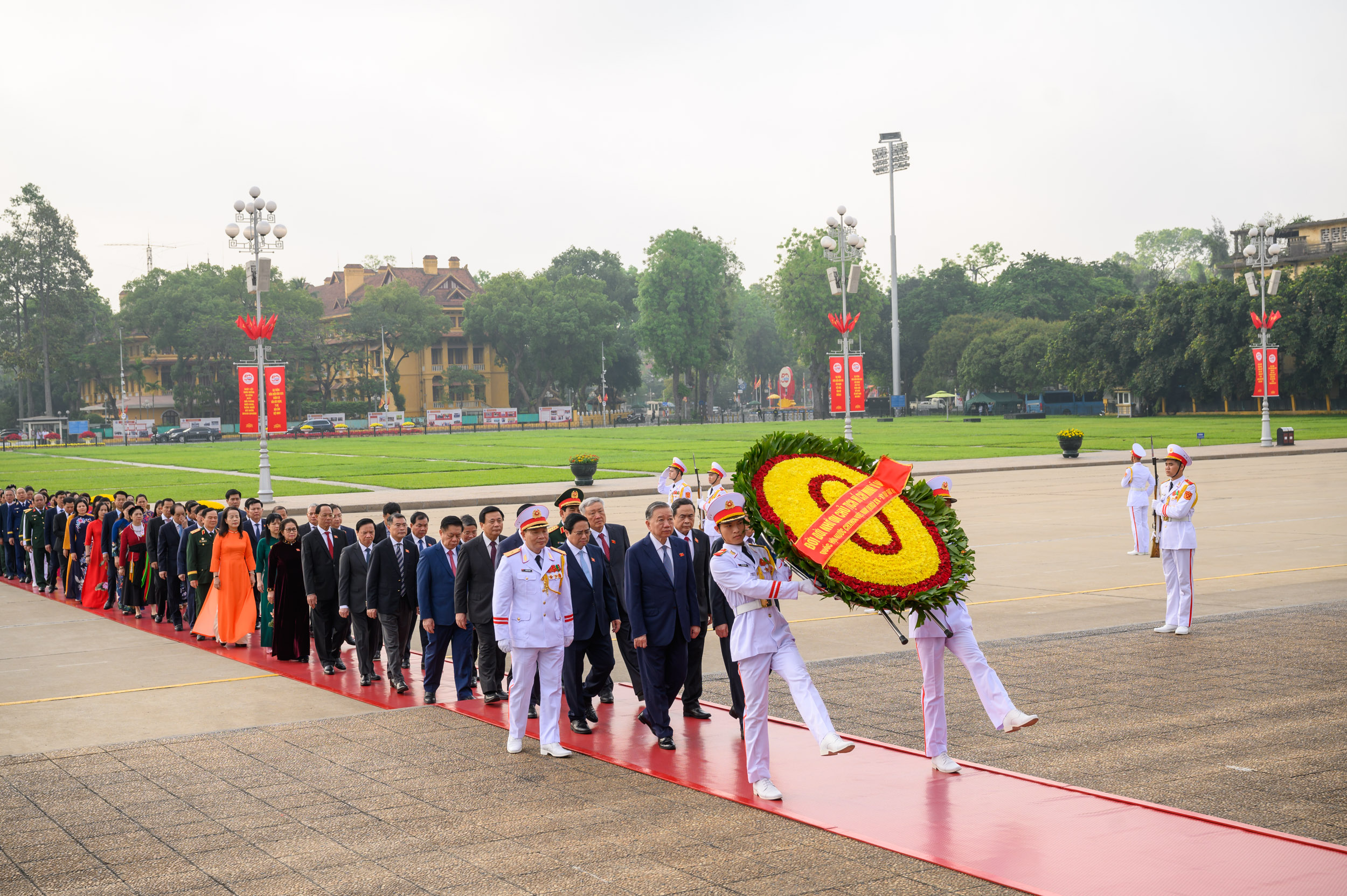 Lãnh đạo Đảng, Nhà nước và các đại biểu Quốc hội vào Lăng viếng Chủ tịch Hồ Chí Minh - ảnh 1