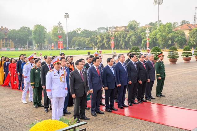 Lãnh đạo Đảng, Nhà nước và các đại biểu Quốc hội vào Lăng viếng Chủ tịch Hồ Chí Minh - ảnh 3