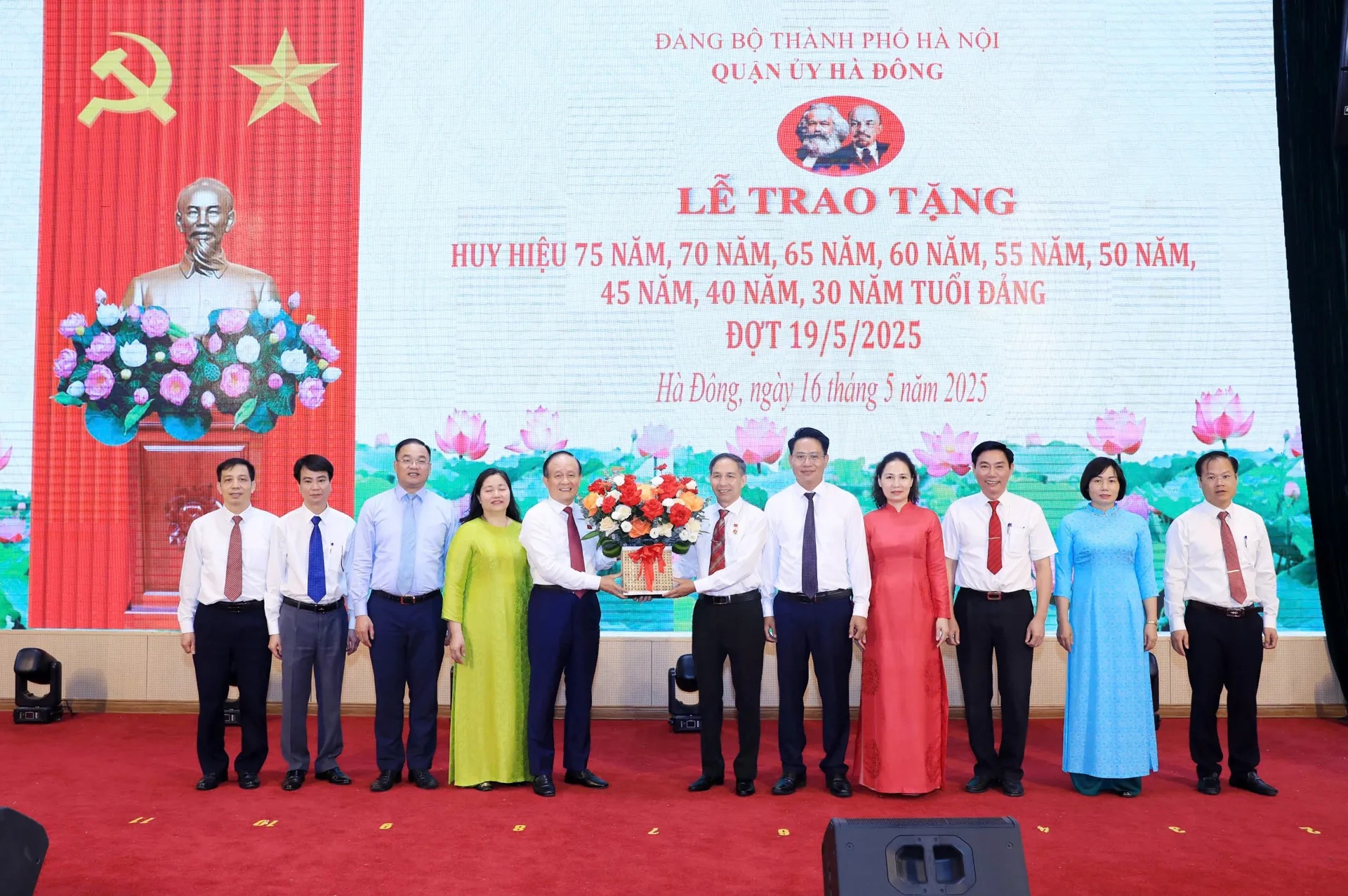 Phó Bí thư Thành ủy, Chủ tịch HĐND thành phố Hà Nội Nguyễn Ngọc Tuấn trao huy hiệu Đảng ở Hà Đông - ảnh 6