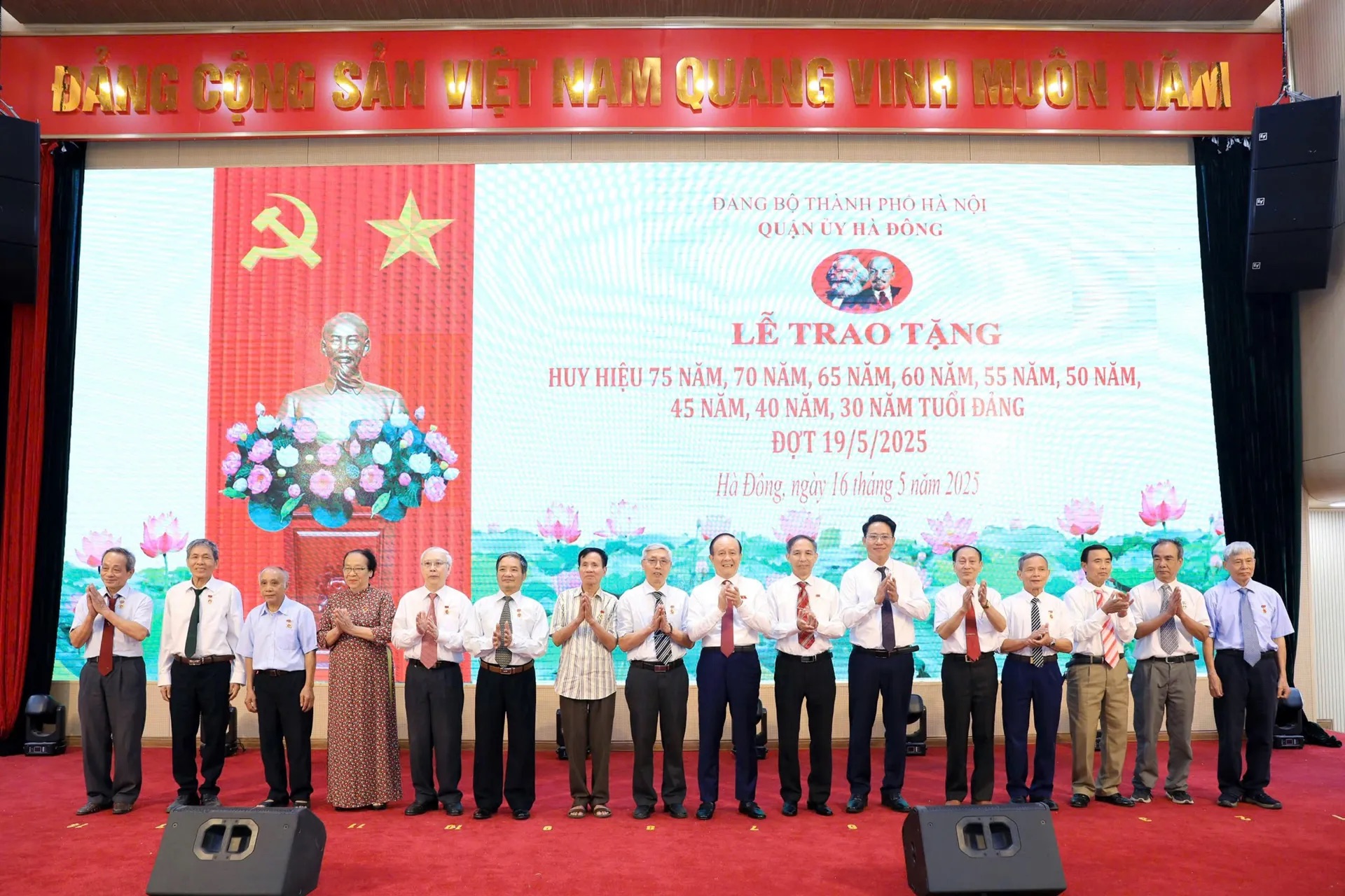 Phó Bí thư Thành ủy, Chủ tịch HĐND thành phố Hà Nội Nguyễn Ngọc Tuấn trao huy hiệu Đảng ở Hà Đông - ảnh 4