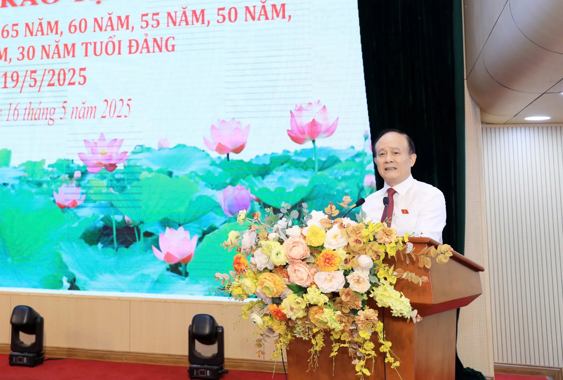 Phó Bí thư Thành ủy, Chủ tịch HĐND thành phố Hà Nội Nguyễn Ngọc Tuấn trao huy hiệu Đảng ở Hà Đông - ảnh 5