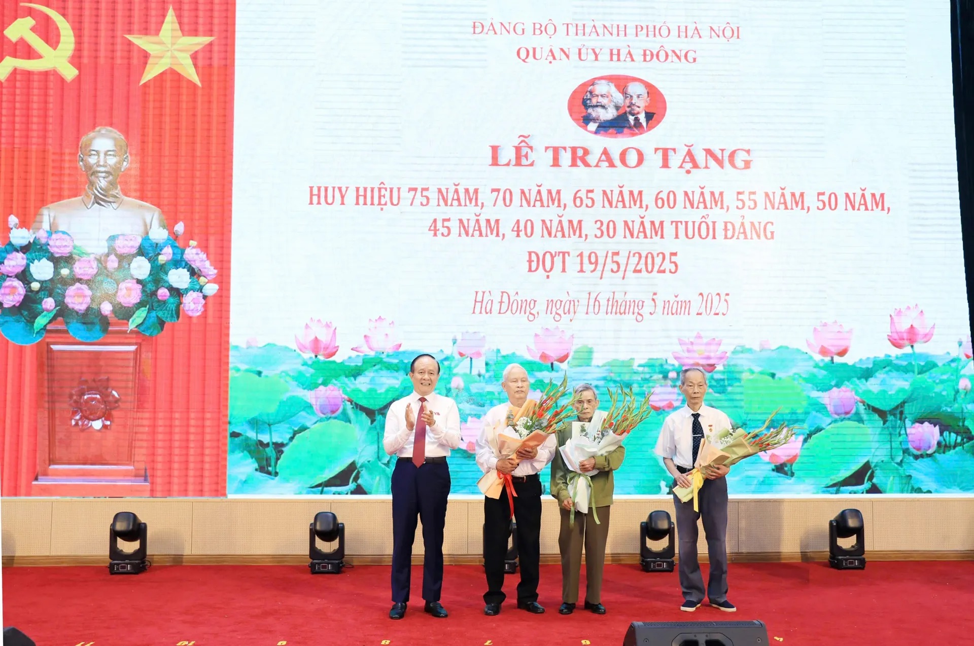 Phó Bí thư Thành ủy, Chủ tịch HĐND thành phố Hà Nội Nguyễn Ngọc Tuấn trao huy hiệu Đảng ở Hà Đông - ảnh 2