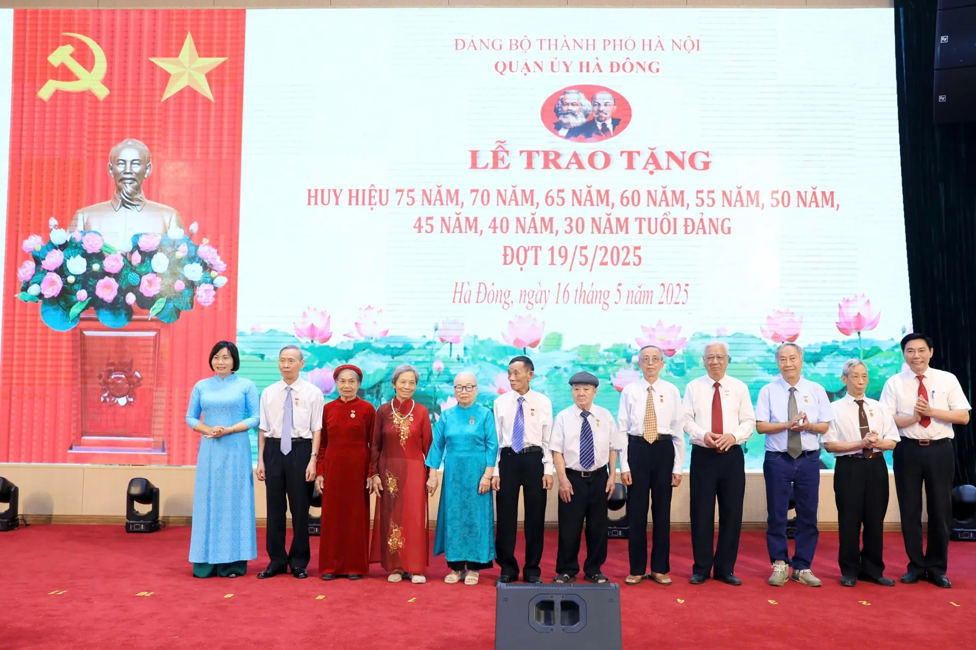 Phó Bí thư Thành ủy, Chủ tịch HĐND thành phố Hà Nội Nguyễn Ngọc Tuấn trao huy hiệu Đảng ở Hà Đông - ảnh 3