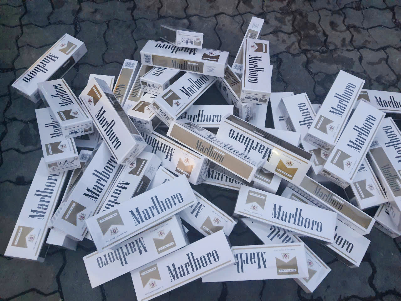 Phát hiện hơn 84.000 bao thuốc lá điếu nhãn hiệu Marlboro không rõ nguồn gốc - ảnh 1