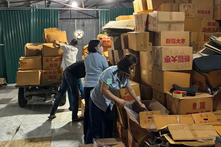 Hà Nội phát hiện và tạm giữ 4.300kg táo đỏ khô có nguồn gốc nước ngoài - ảnh 1