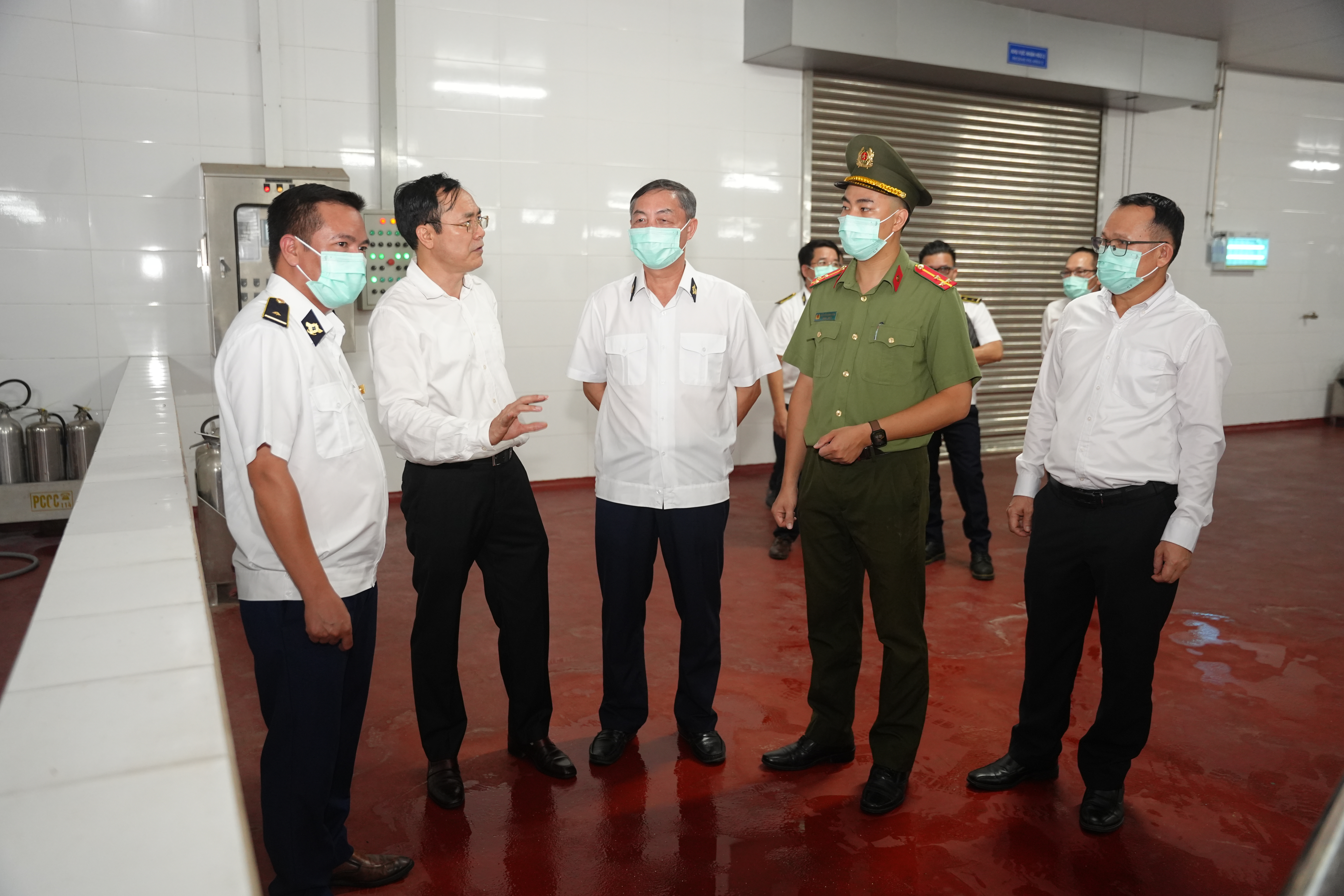 Hà Nội kiểm tra hoạt động giết mổ lợn tại Công ty CP Việt Nam chi nhánh Chương Mỹ - ảnh 7