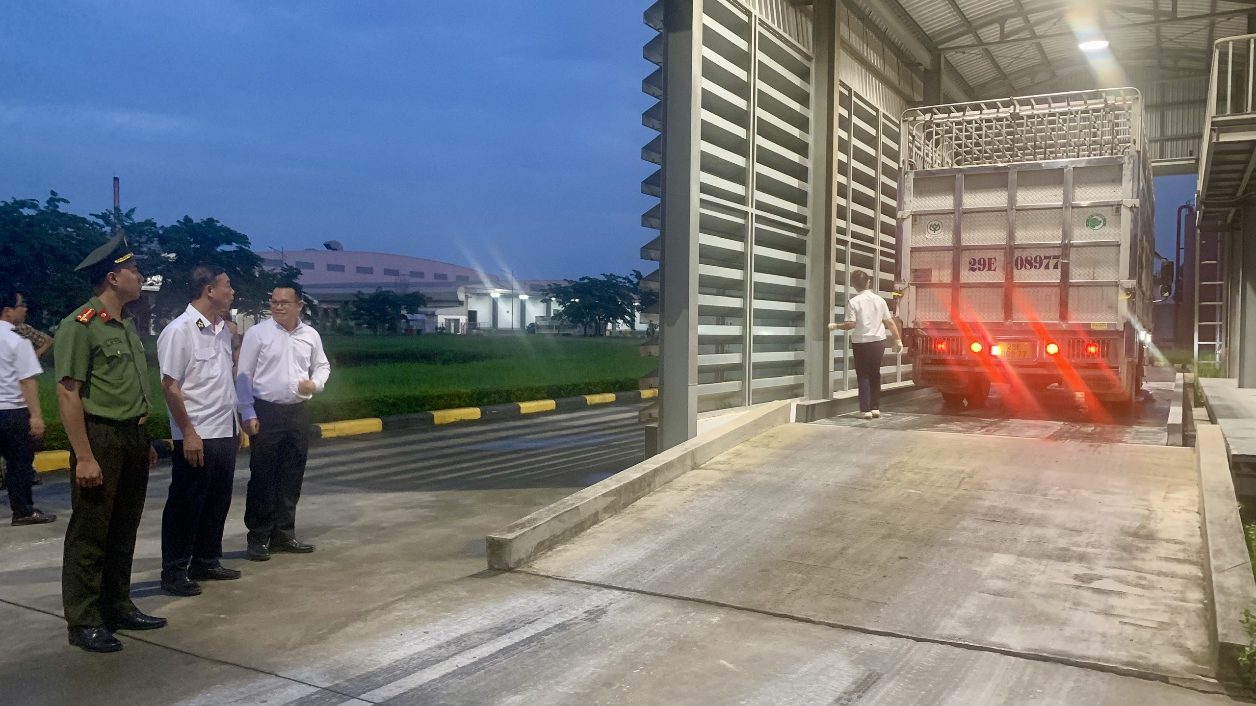 Hà Nội kiểm tra hoạt động giết mổ lợn tại Công ty CP Việt Nam chi nhánh Chương Mỹ - ảnh 3