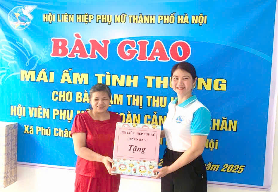 Bàn giao mái ấm tình thương cho phụ nữ xã Phú Châu, huyện Ba Vì - ảnh 2