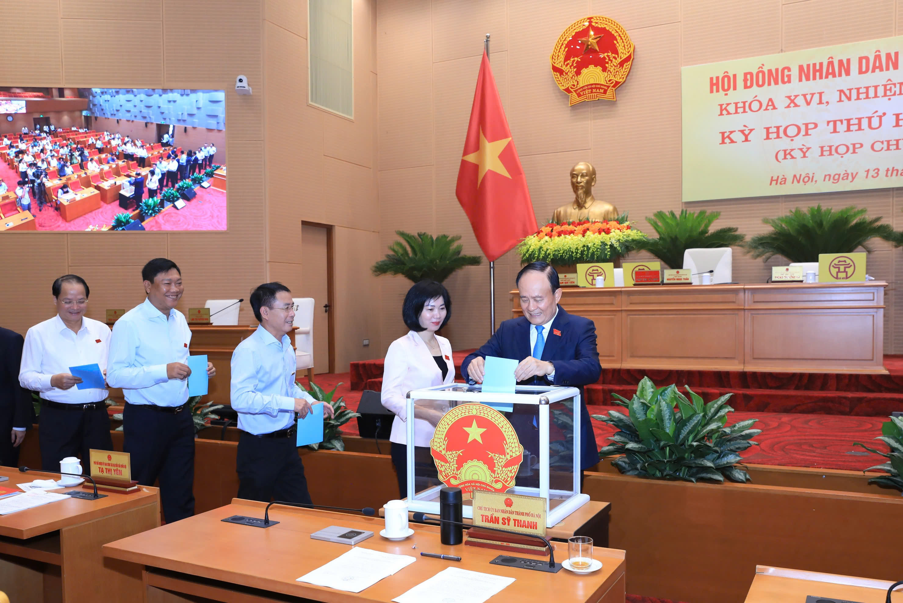 Đồng chí Phạm Thị Thanh Mai và Trương Việt Dũng được bầu làm Phó Chủ tịch HĐND và UBND thành phố - ảnh 1