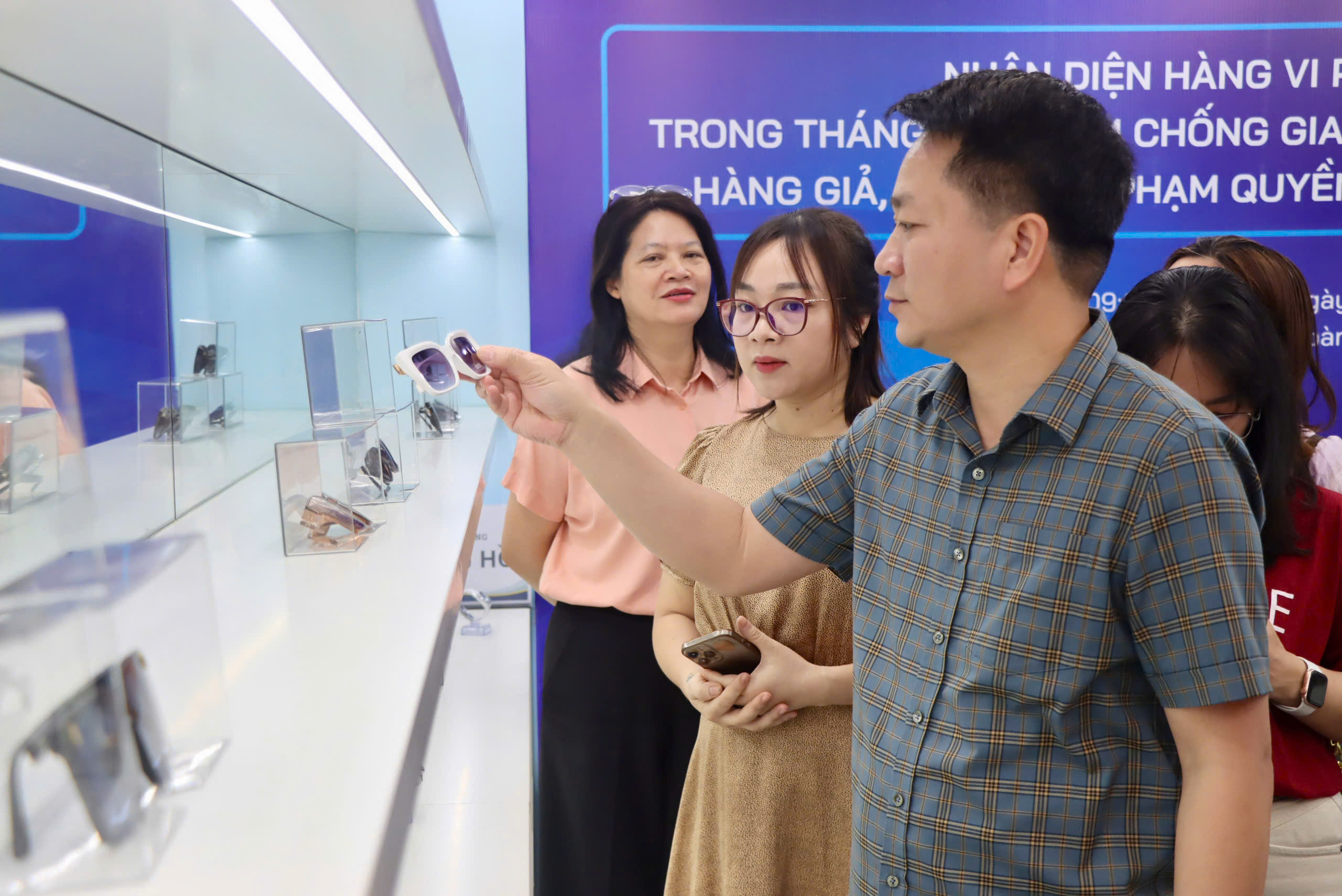 Nhận diện hơn 300 sản phẩm vi phạm trong tháng cao điểm xử lý hàng giả - ảnh 1