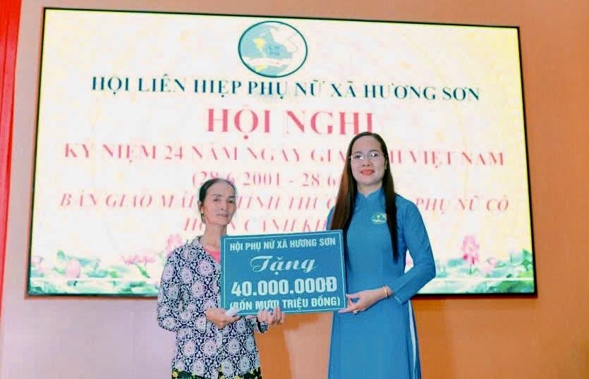Hội LHPN xã Hương Sơn (Mỹ Đức) kỷ niệm ngày Gia đình và trao mái ấm tình thương cho hội viên - ảnh 2