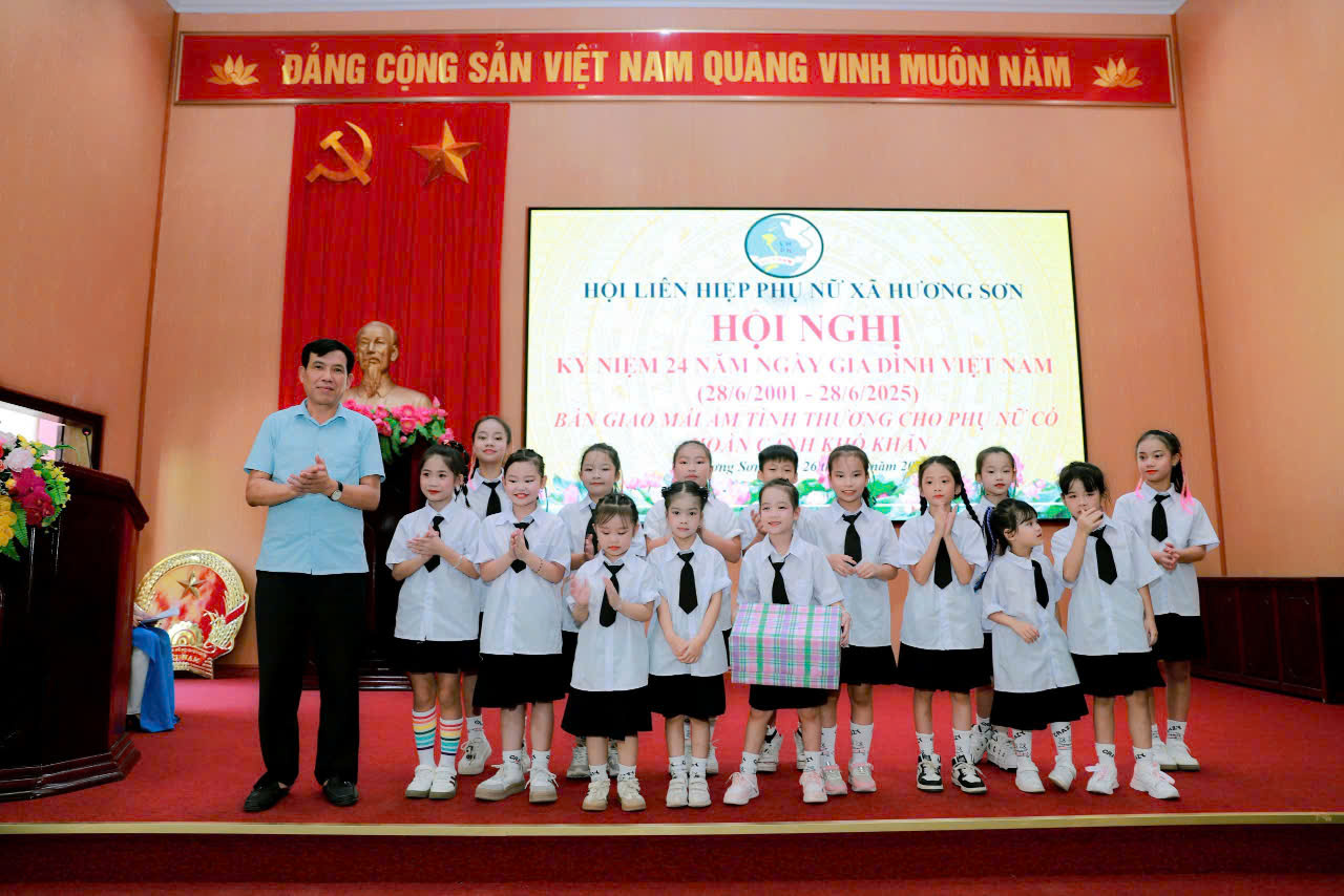 Hội LHPN xã Hương Sơn (Mỹ Đức) kỷ niệm ngày Gia đình và trao mái ấm tình thương cho hội viên - ảnh 4