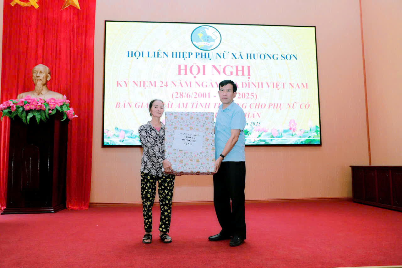 Hội LHPN xã Hương Sơn (Mỹ Đức) kỷ niệm ngày Gia đình và trao mái ấm tình thương cho hội viên - ảnh 3