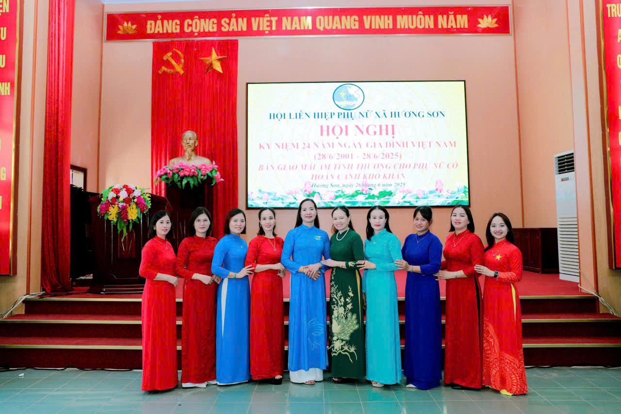 Hội LHPN xã Hương Sơn (Mỹ Đức) kỷ niệm ngày Gia đình và trao mái ấm tình thương cho hội viên - ảnh 6