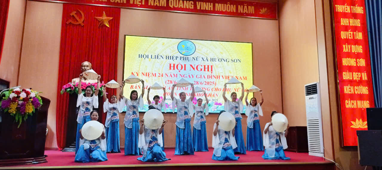 Hội LHPN xã Hương Sơn (Mỹ Đức) kỷ niệm ngày Gia đình và trao mái ấm tình thương cho hội viên - ảnh 1