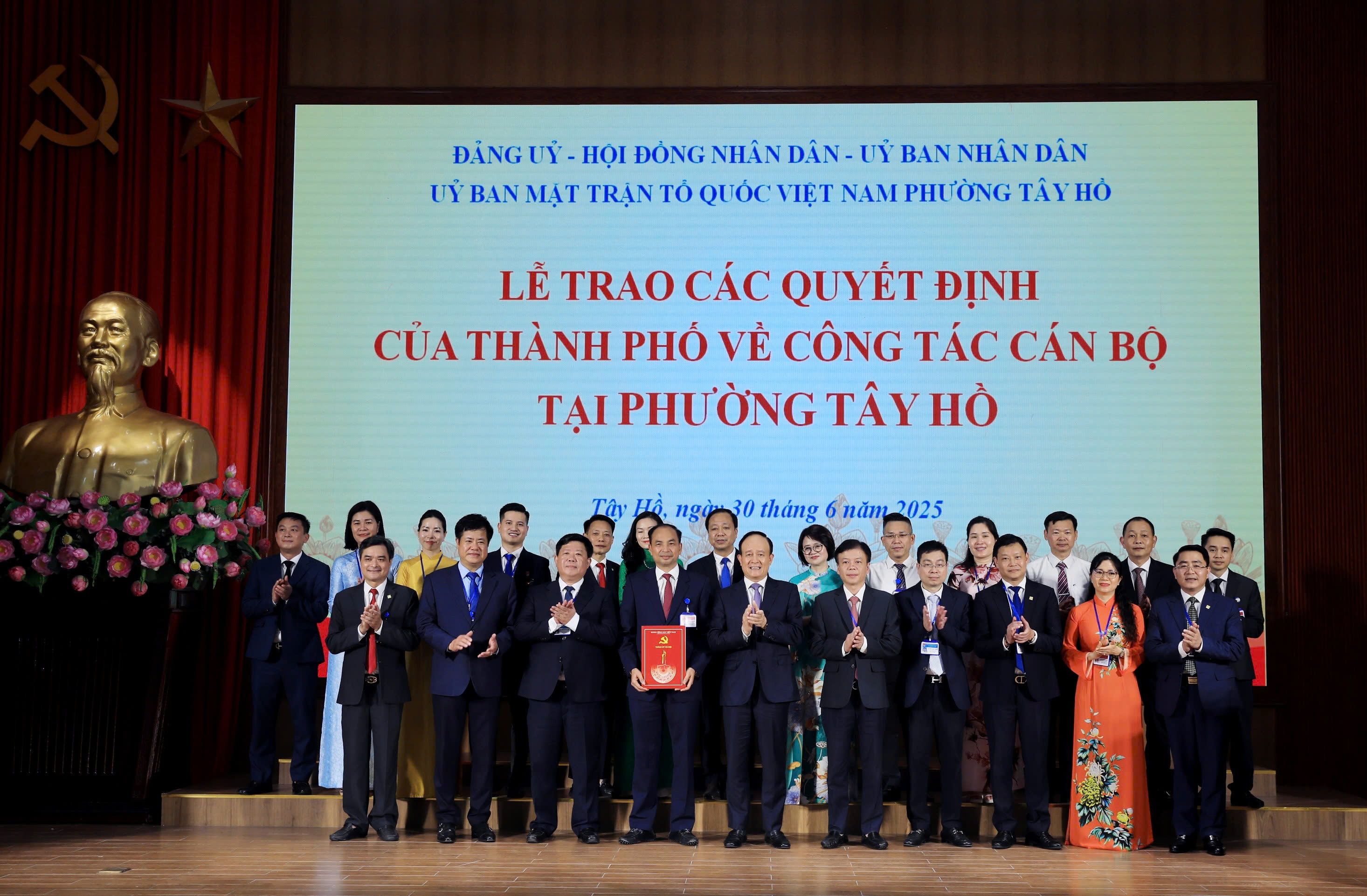 Phó Bí thư Thành ủy Hà Nội Nguyễn Ngọc Tuấn trao các quyết định nhân sự phường Tây Hồ - ảnh 4