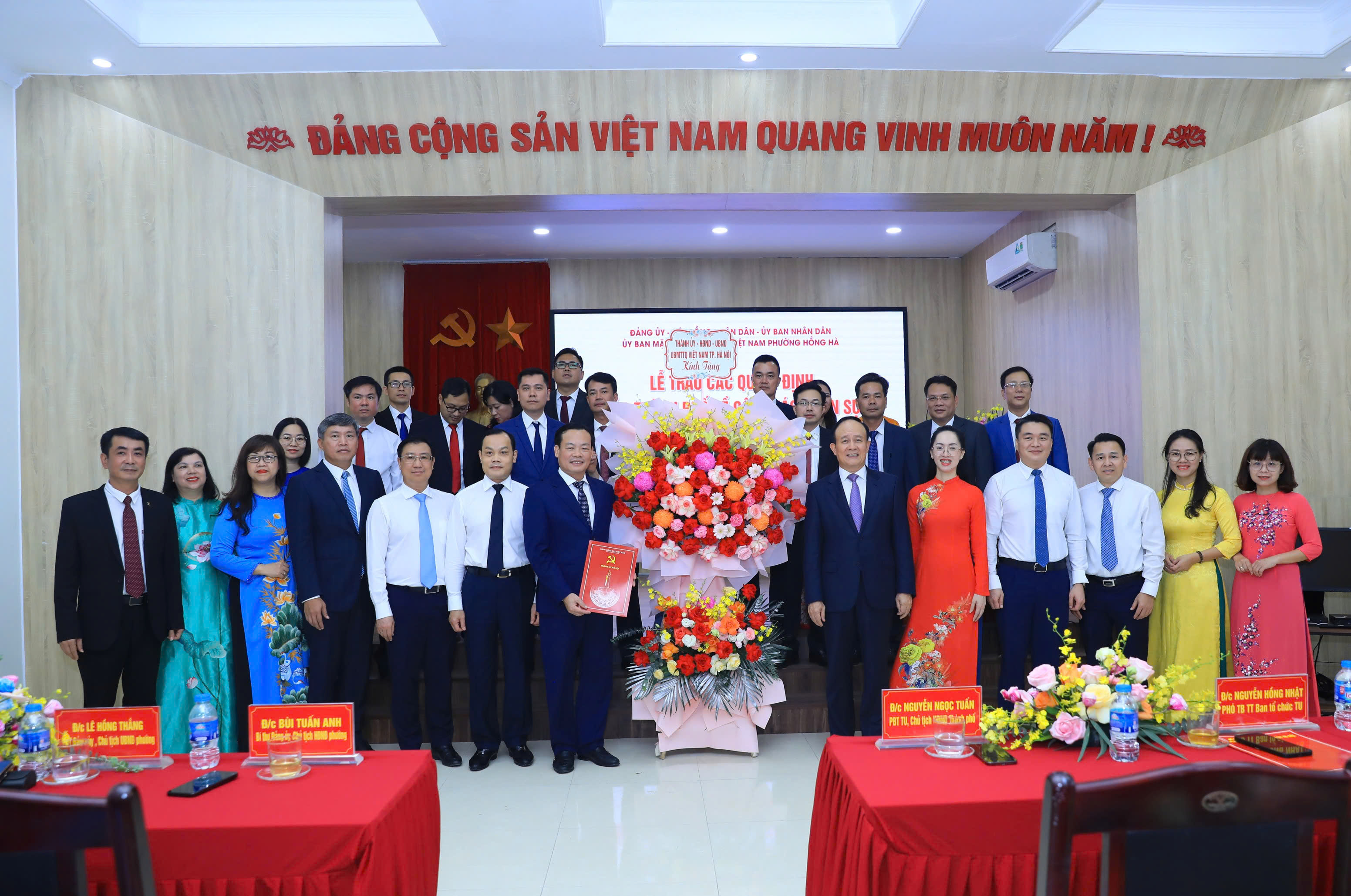 Công bố các quyết định về công tác cán bộ tại phường Hồng Hà - ảnh 5