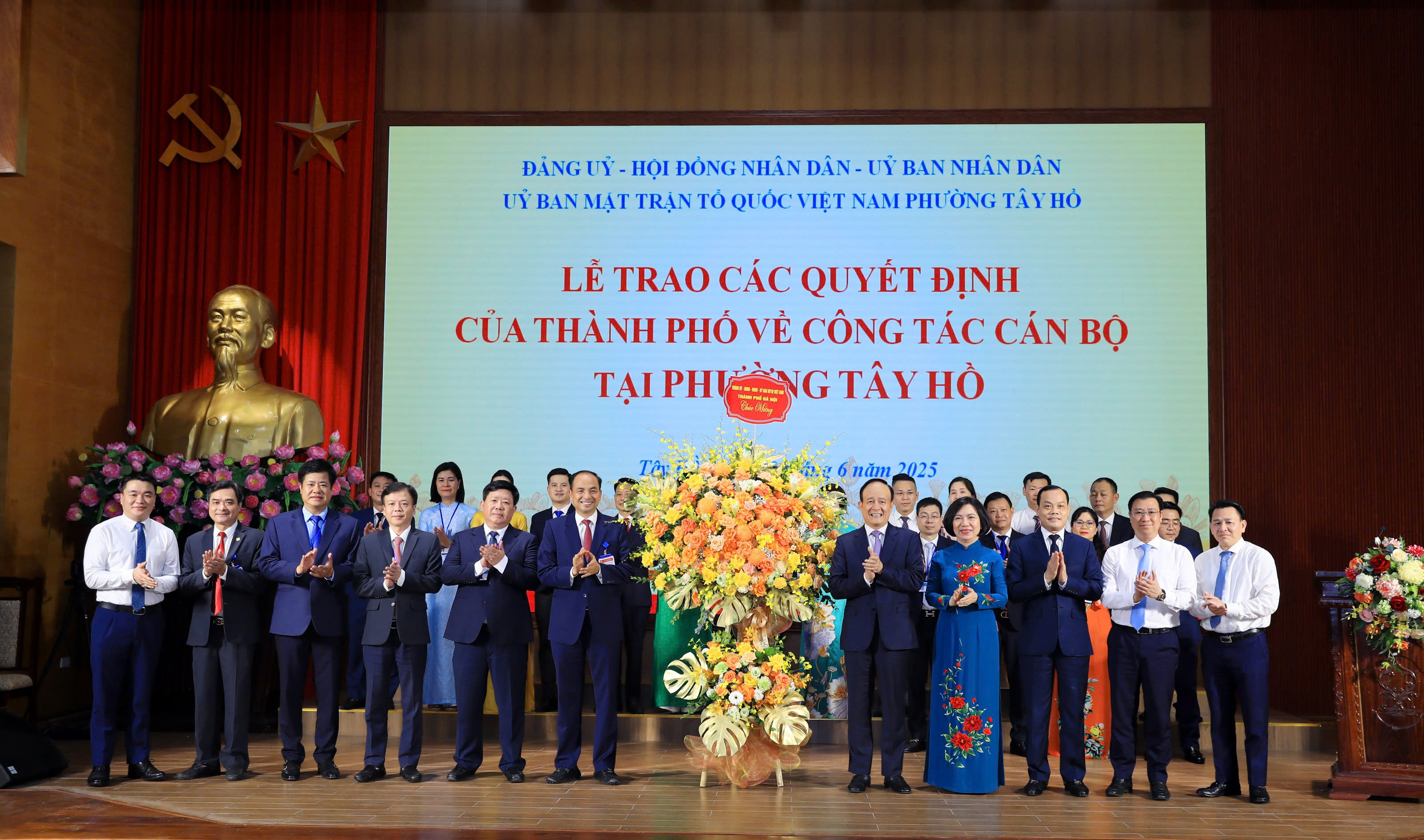 Phó Bí thư Thành ủy Hà Nội Nguyễn Ngọc Tuấn trao các quyết định nhân sự phường Tây Hồ - ảnh 5