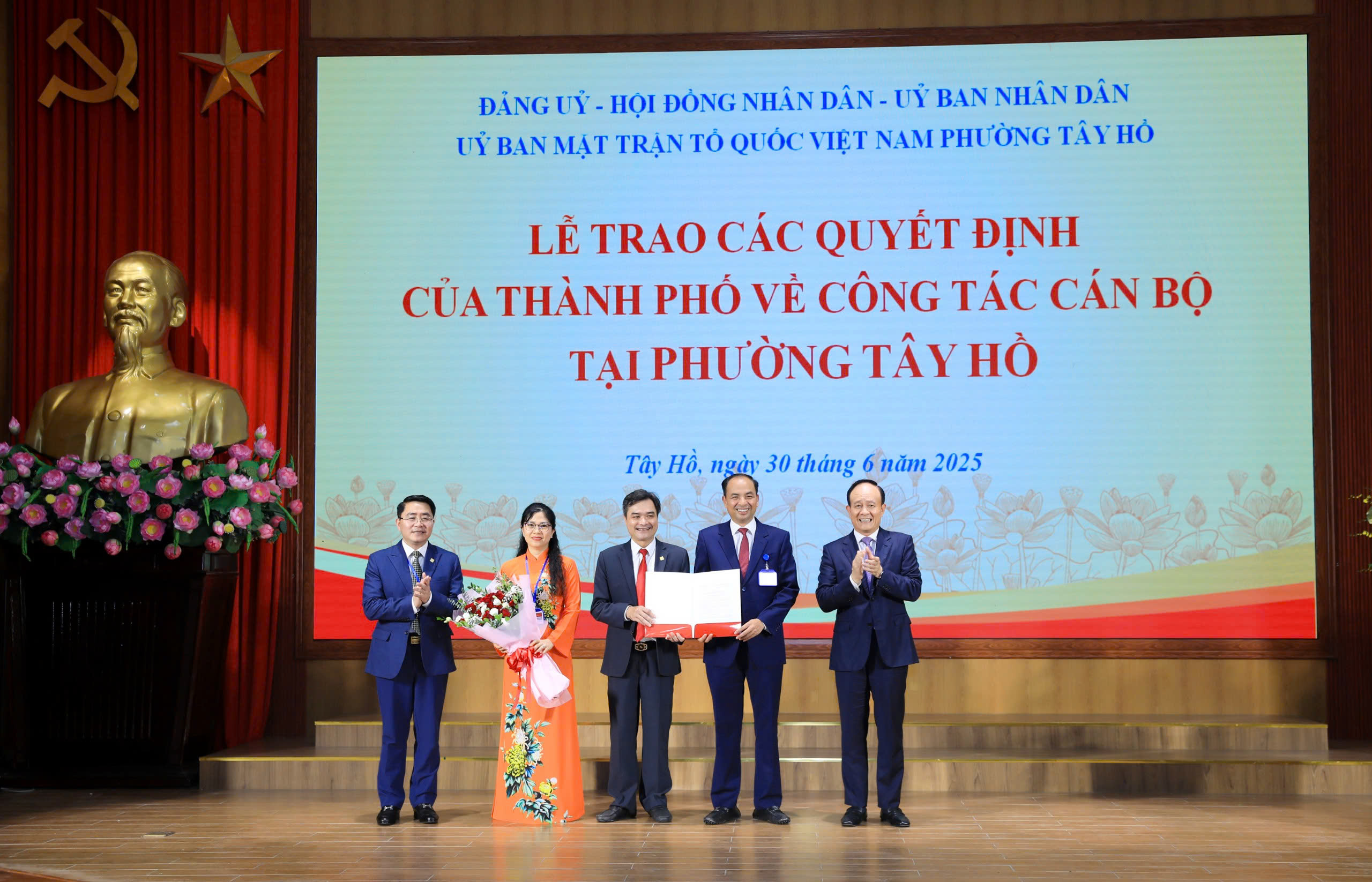 Phó Bí thư Thành ủy Hà Nội Nguyễn Ngọc Tuấn trao các quyết định nhân sự phường Tây Hồ - ảnh 3