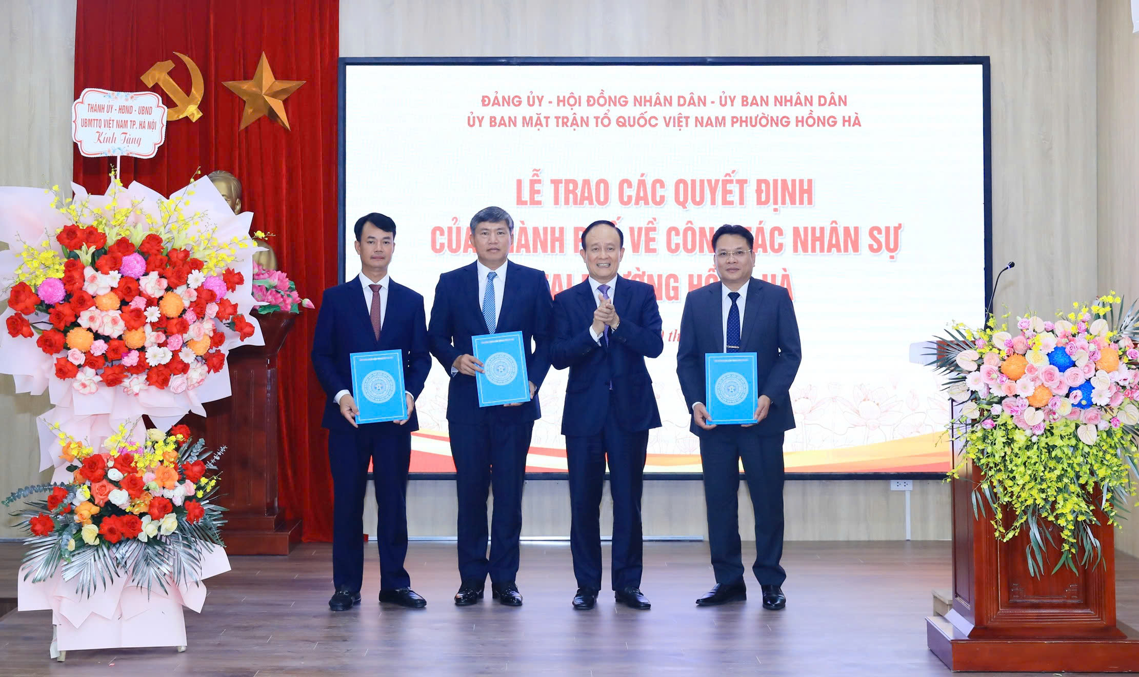 Công bố các quyết định về công tác cán bộ tại phường Hồng Hà - ảnh 1
