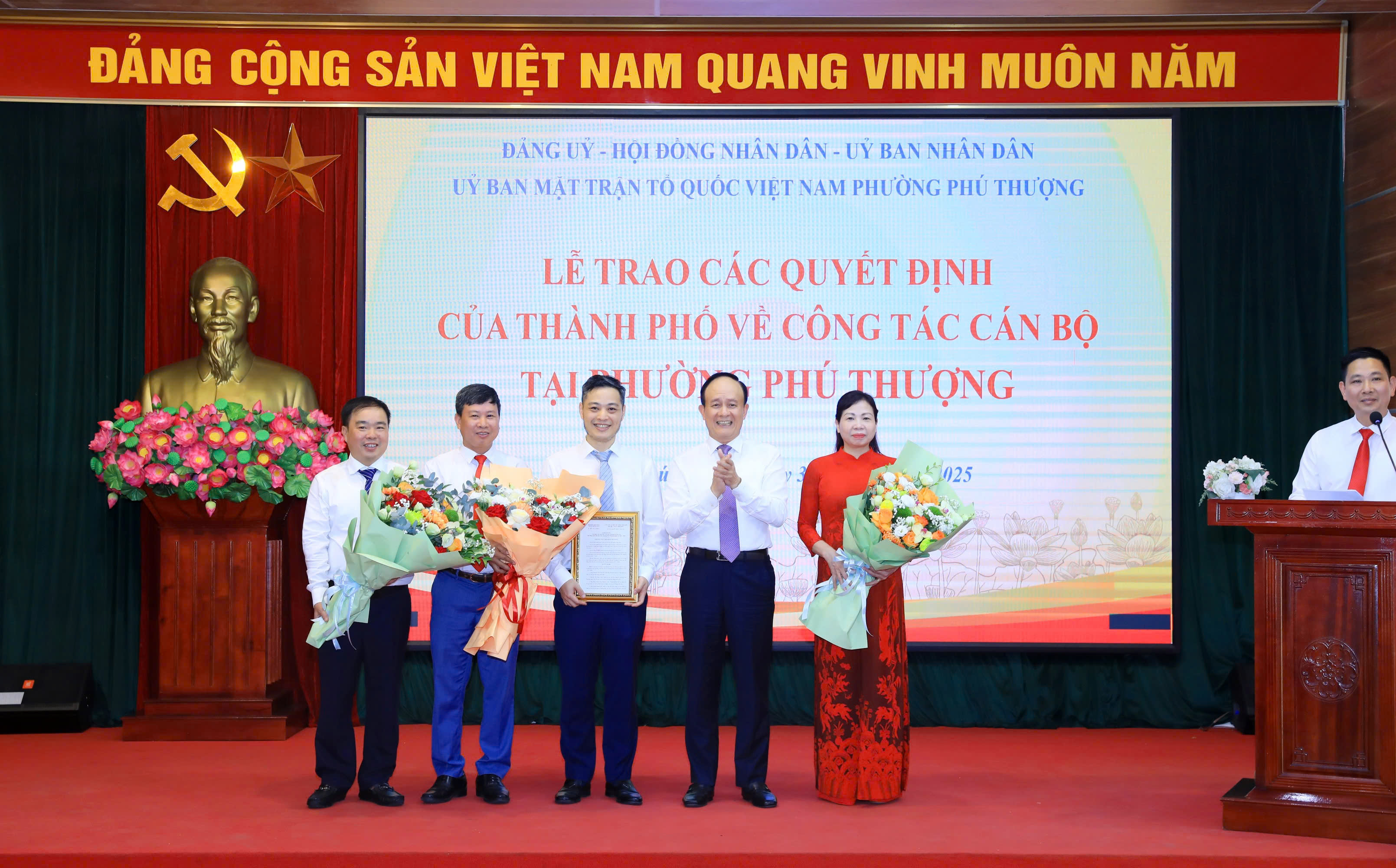 Công bố các quyết định về nhân sự tại phường Phú Thượng - ảnh 1