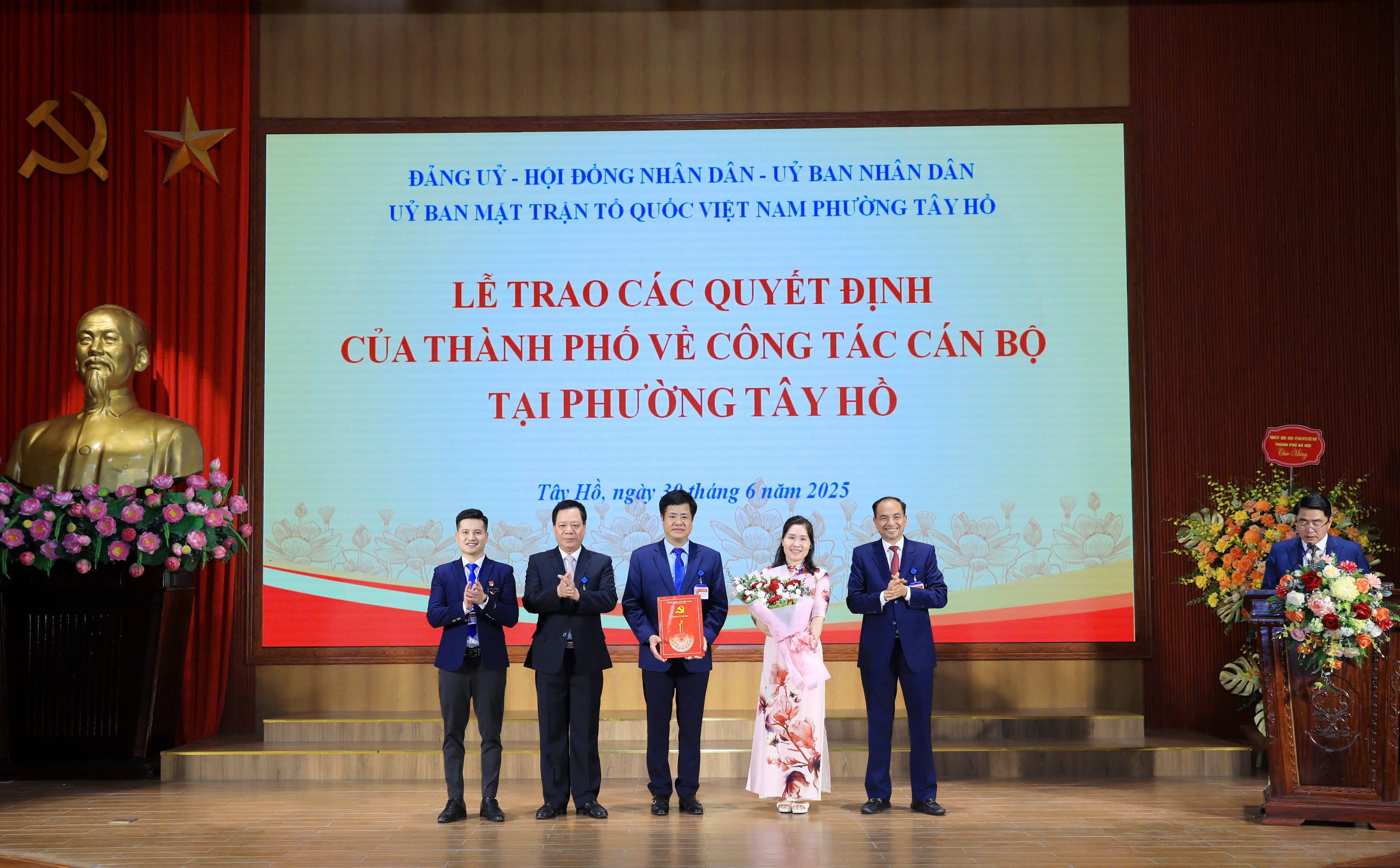 Phó Bí thư Thành ủy Hà Nội Nguyễn Ngọc Tuấn trao các quyết định nhân sự phường Tây Hồ - ảnh 2