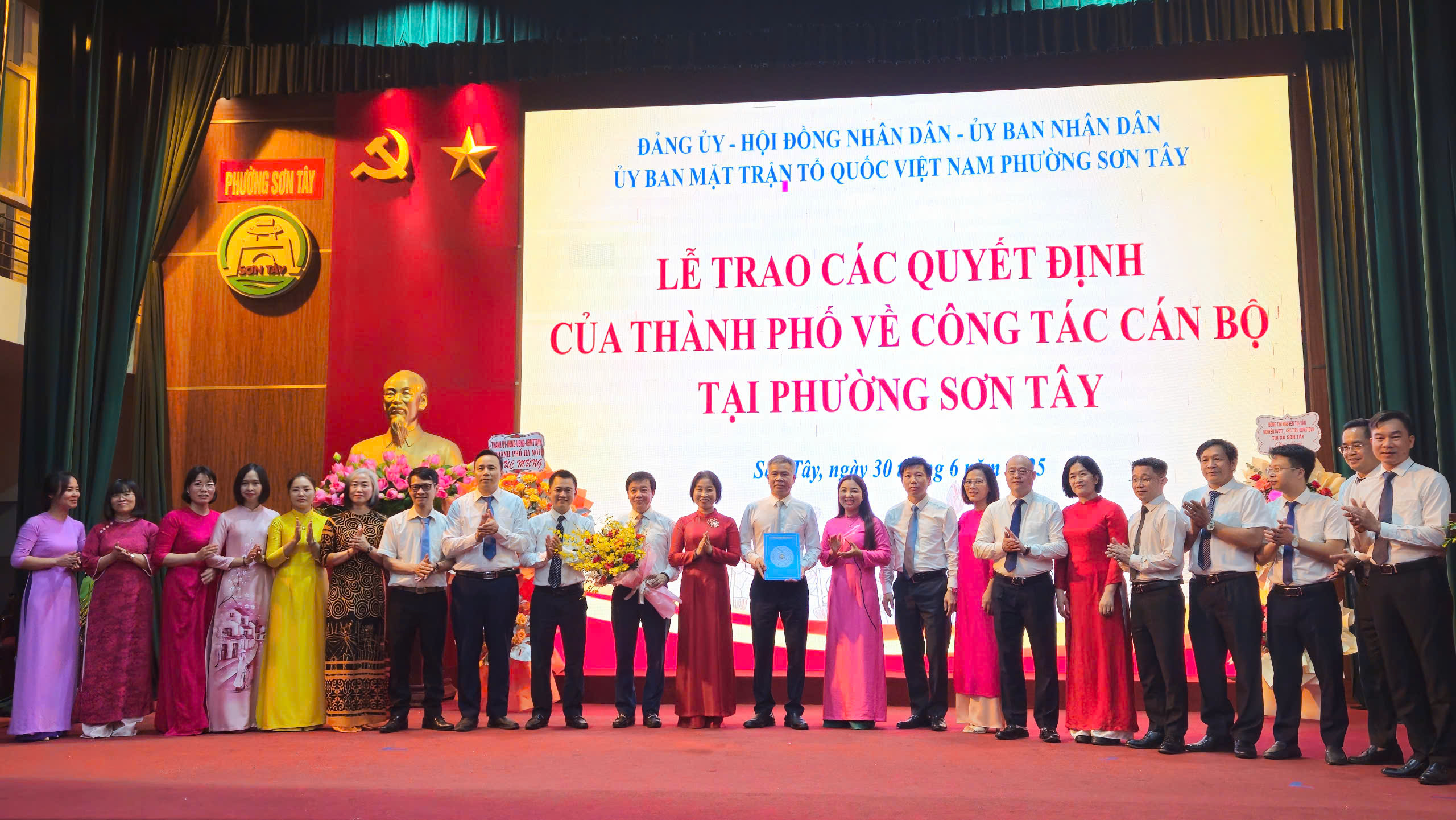 Công bố các quyết định nhân sự phường Sơn Tây - ảnh 2