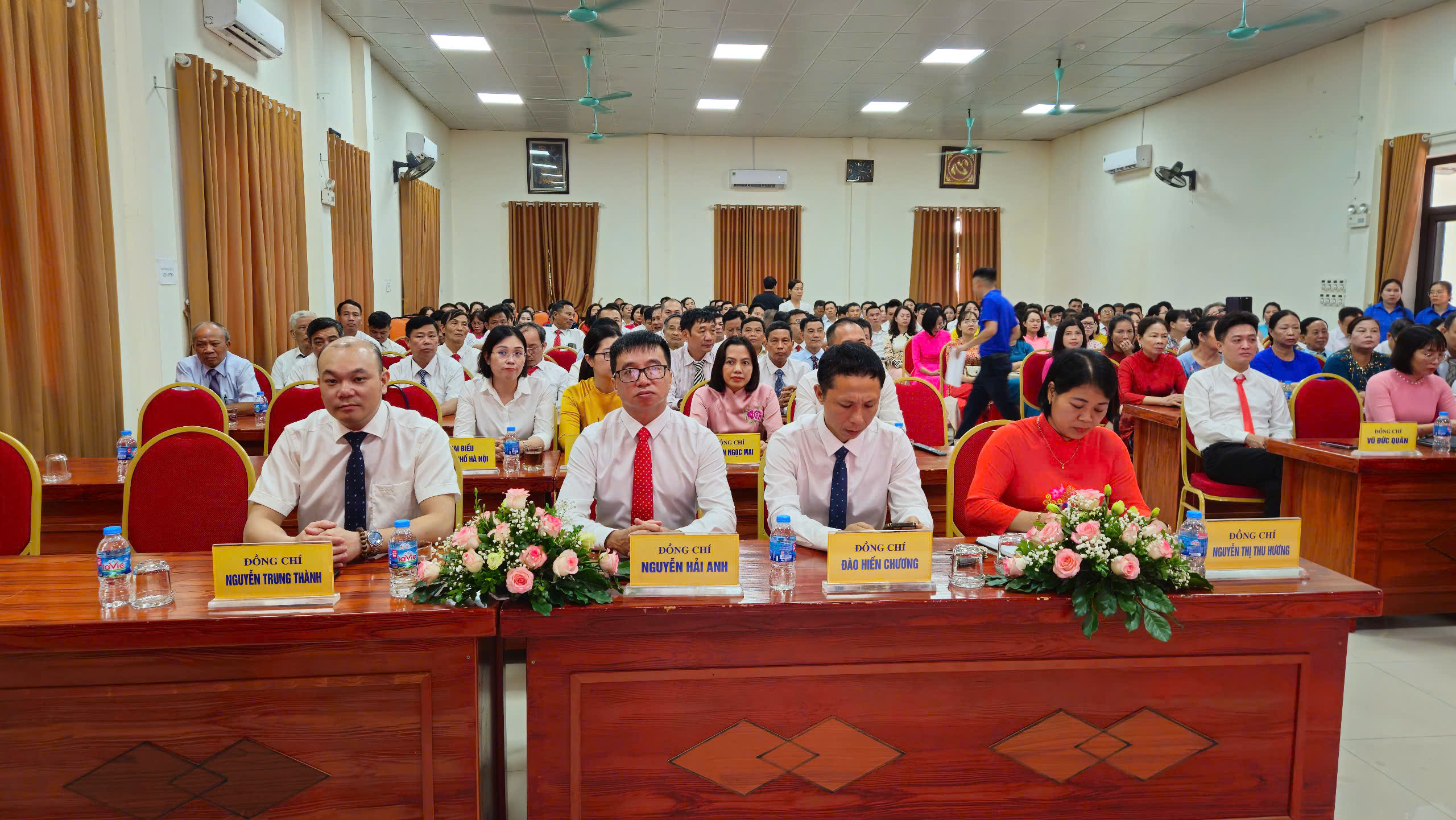 Phó Chủ tịch HĐND TP Phạm Thị Thanh Mai trao các quyết định nhân sự phường Tùng Thiện - ảnh 6