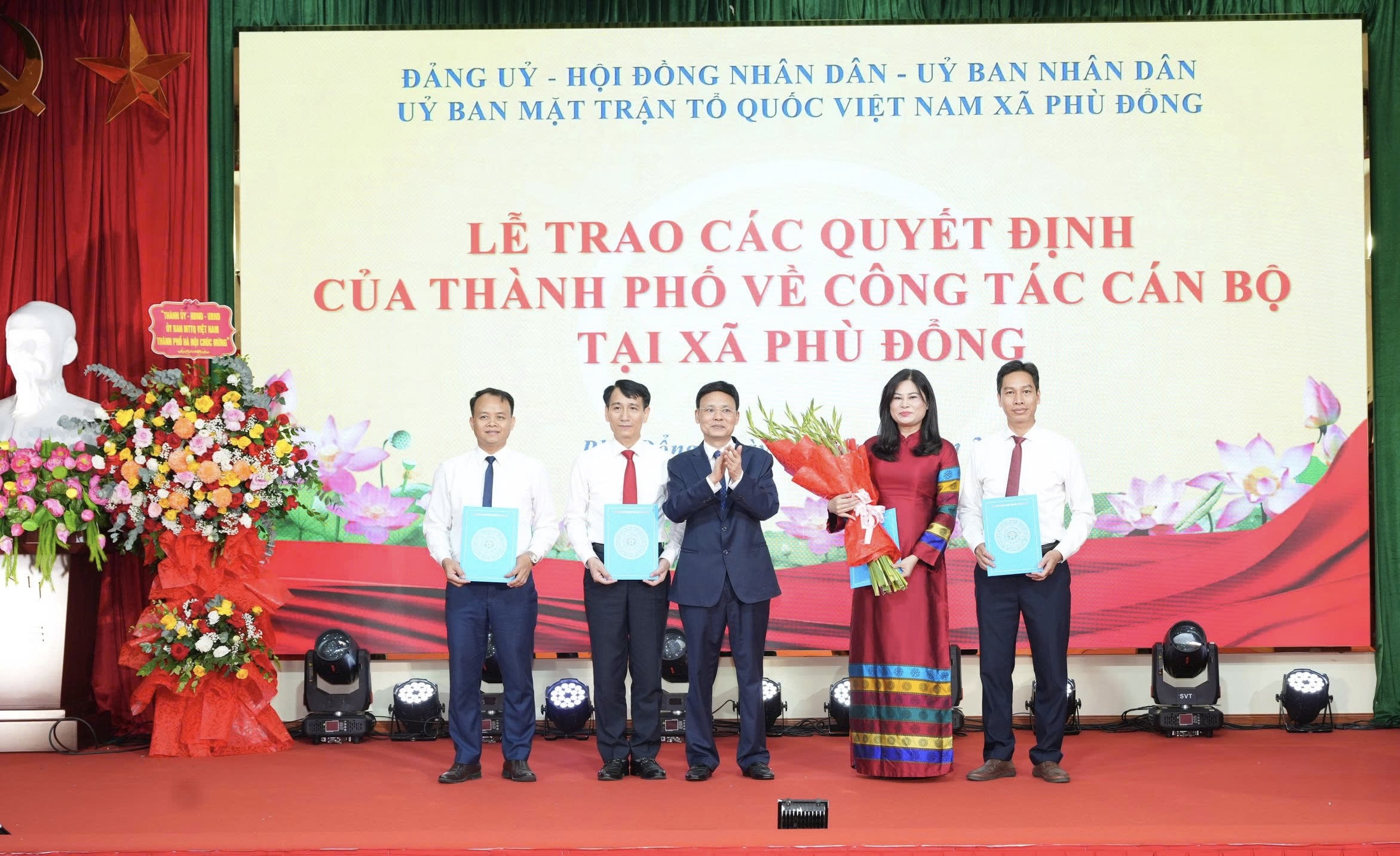 Công bố các quyết định nhân sự xã Phù Đổng - ảnh 1