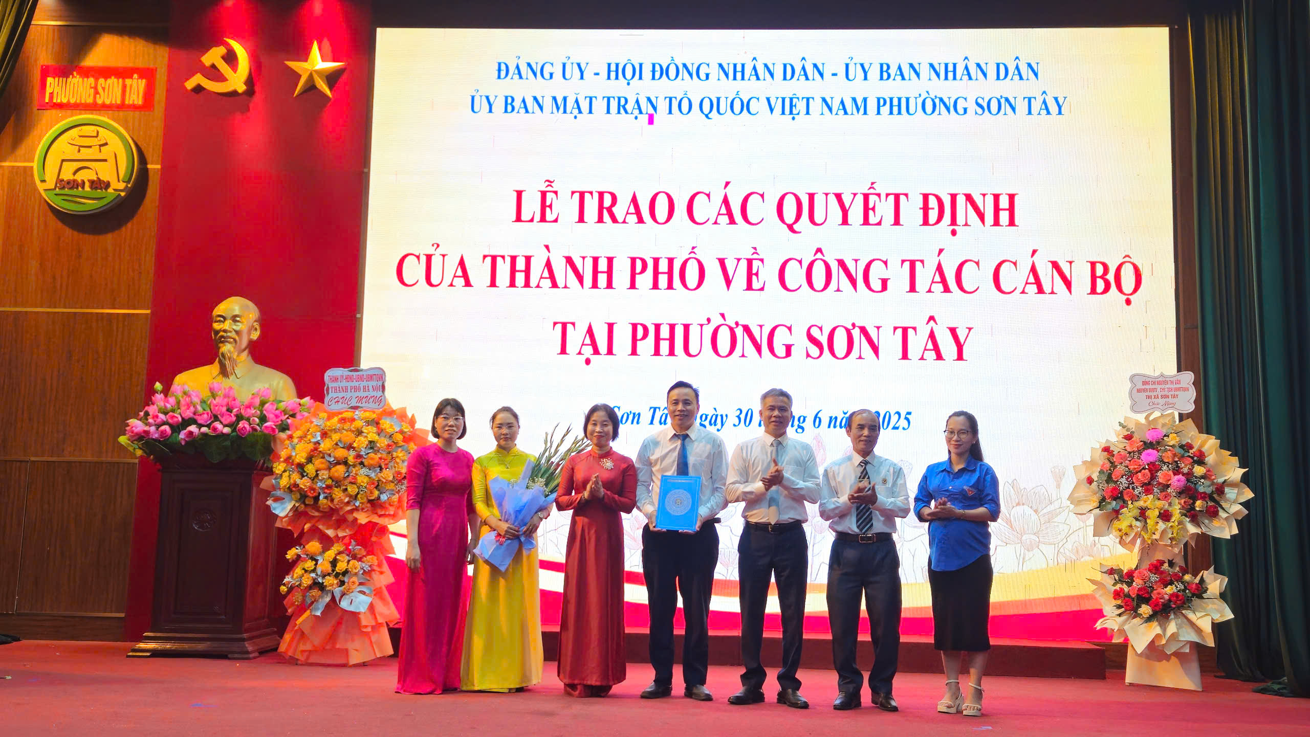 Công bố các quyết định nhân sự phường Sơn Tây - ảnh 5