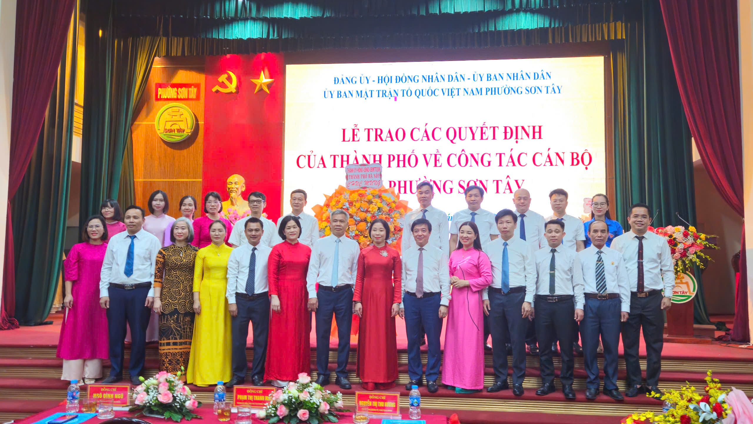 Công bố các quyết định nhân sự phường Sơn Tây - ảnh 9