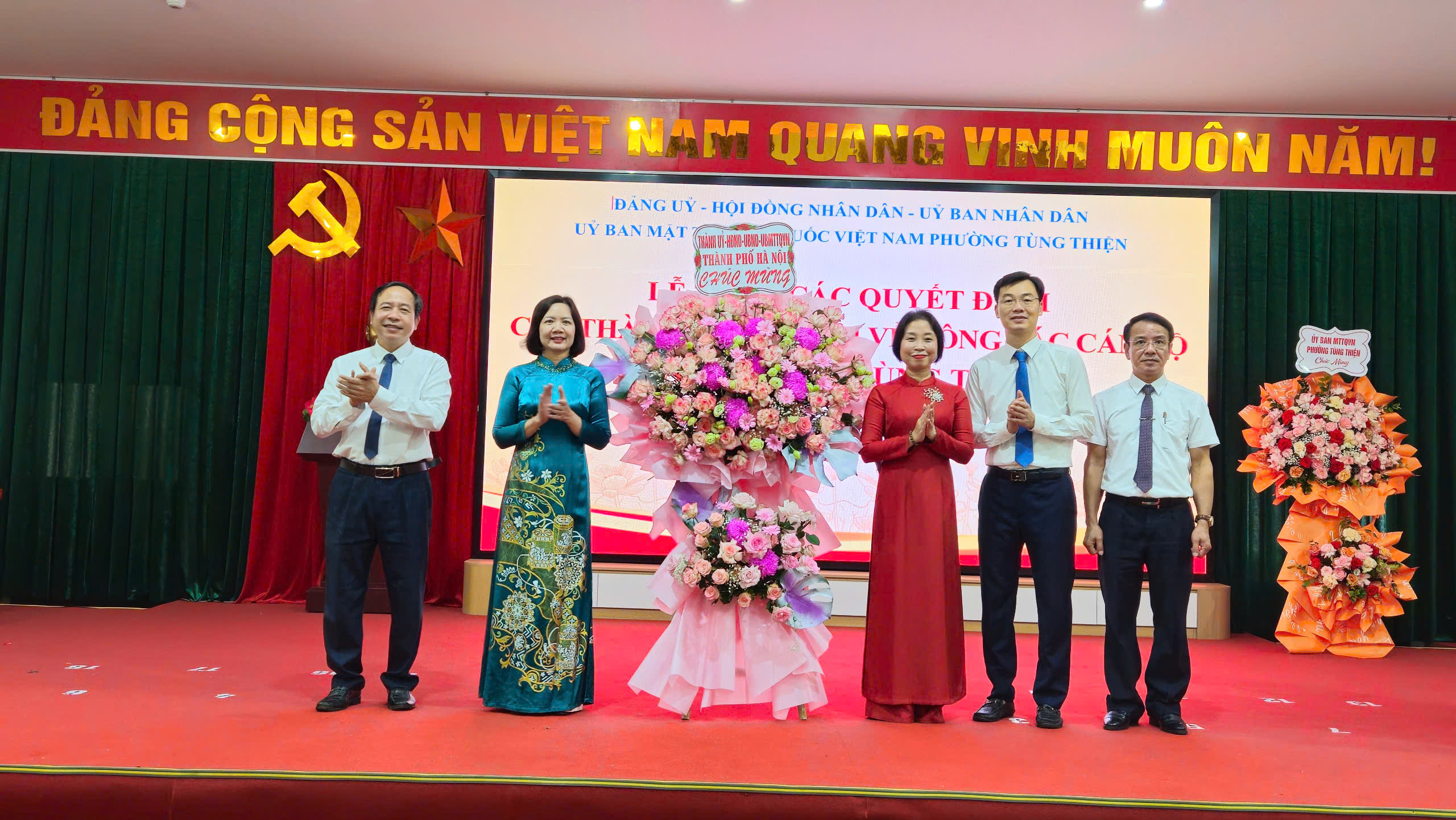 Phó Chủ tịch HĐND TP Phạm Thị Thanh Mai trao các quyết định nhân sự phường Tùng Thiện - ảnh 8