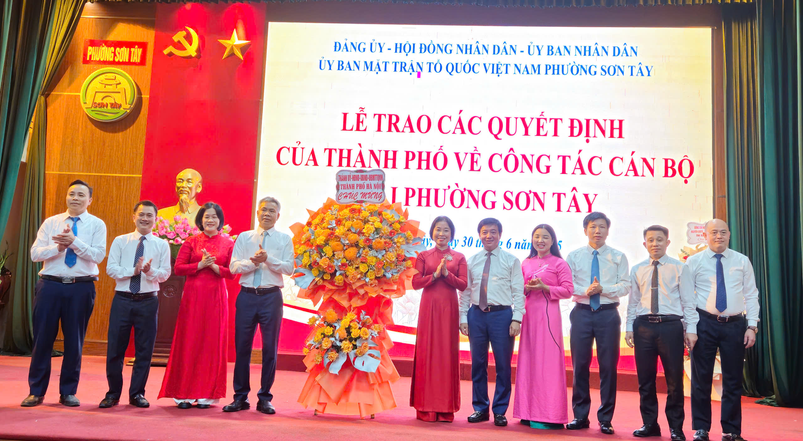 Công bố các quyết định nhân sự phường Sơn Tây - ảnh 8
