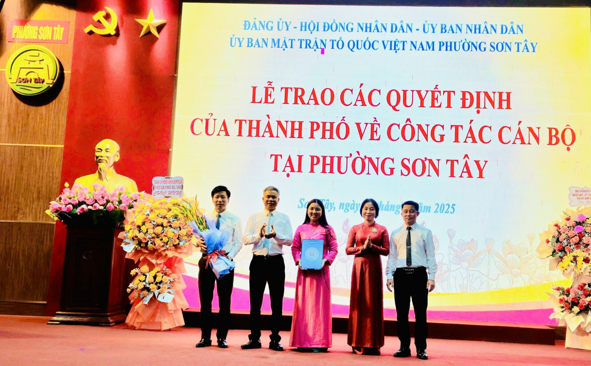 Công bố các quyết định nhân sự phường Sơn Tây - ảnh 4